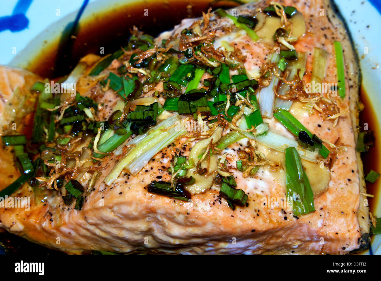 Al vapore in stile asiatico di filetto di pesce di cipolla verde fritto scaglie di zenzero salsa di soia Foto Stock