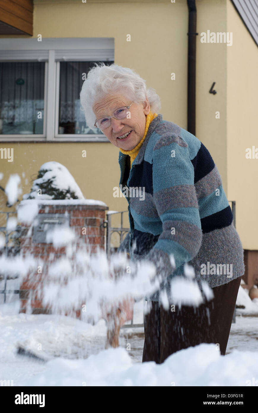 Nauen, Germania, una vecchia donna rende la manutenzione invernale Foto Stock