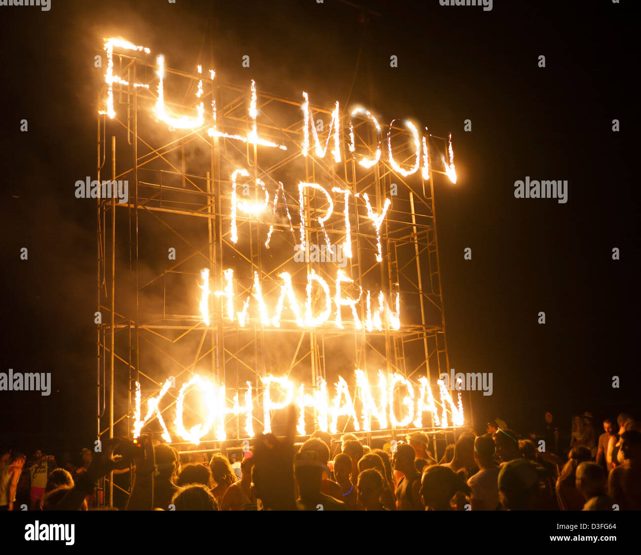 Display di incendio al Full Moon Party su Haad Rin beach Koh Phangan Thailandia Foto Stock