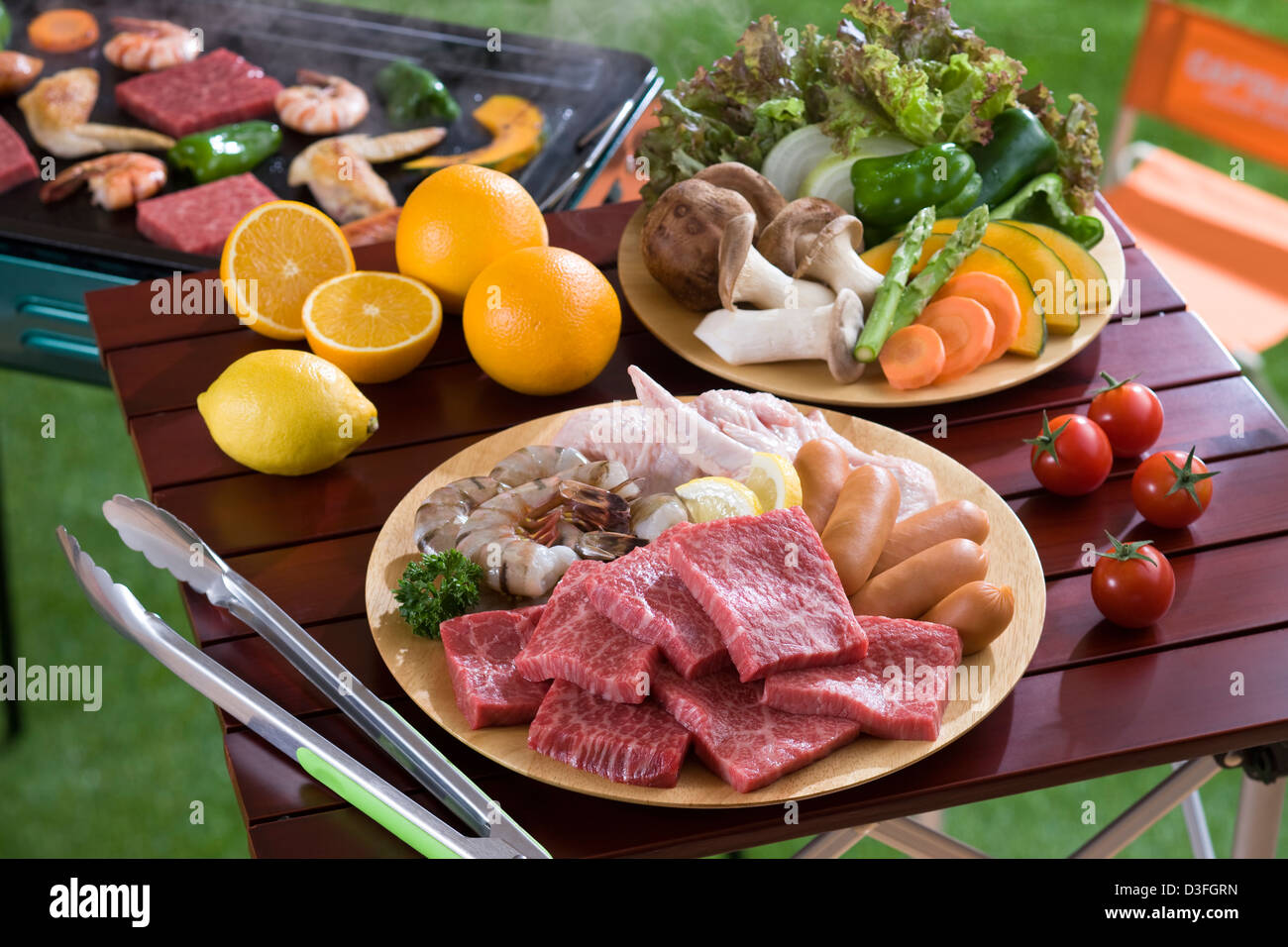 Carne e verdura sulla tavola per barbecue Foto Stock