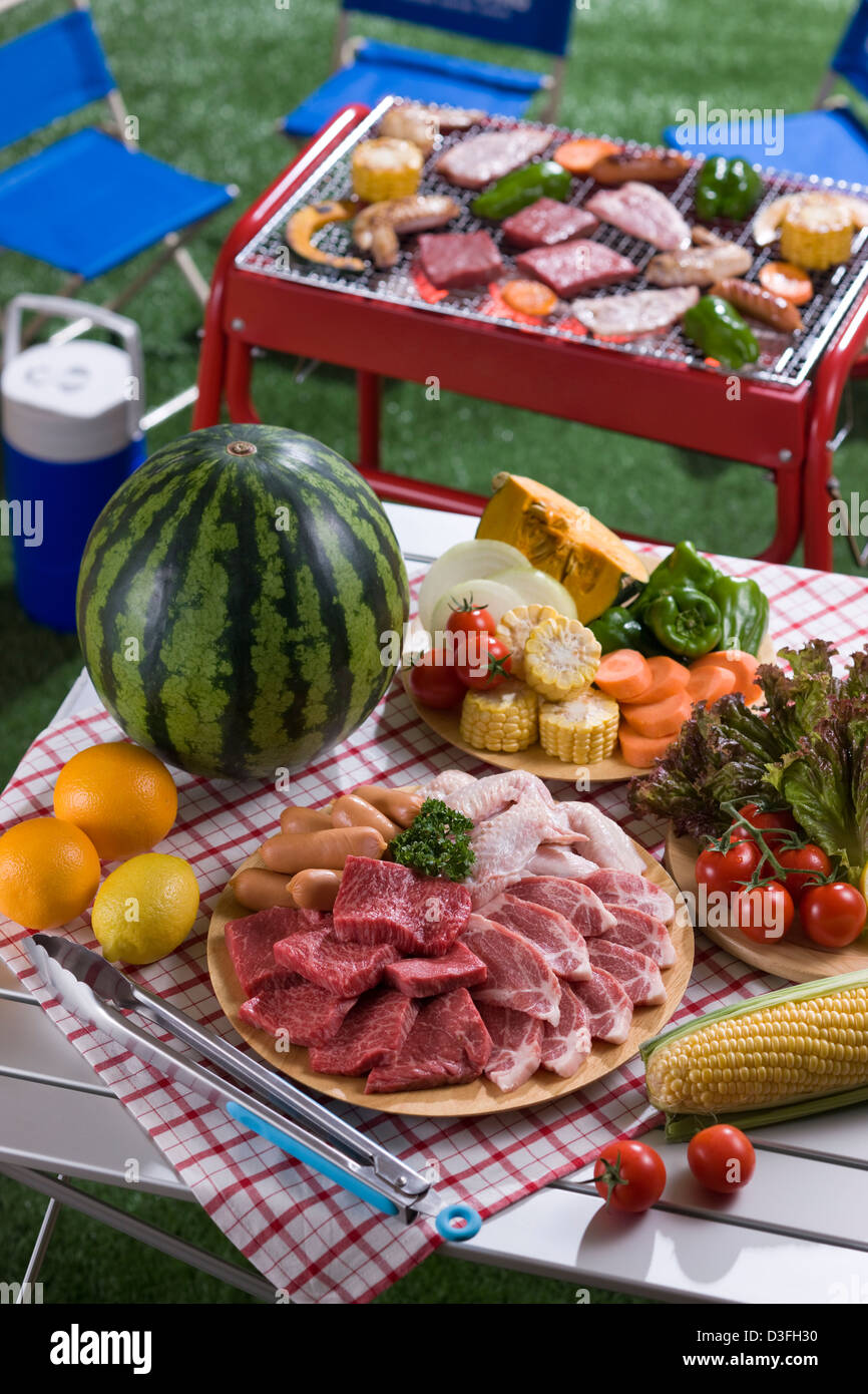 Carne e verdura sulla tavola per barbecue Foto Stock