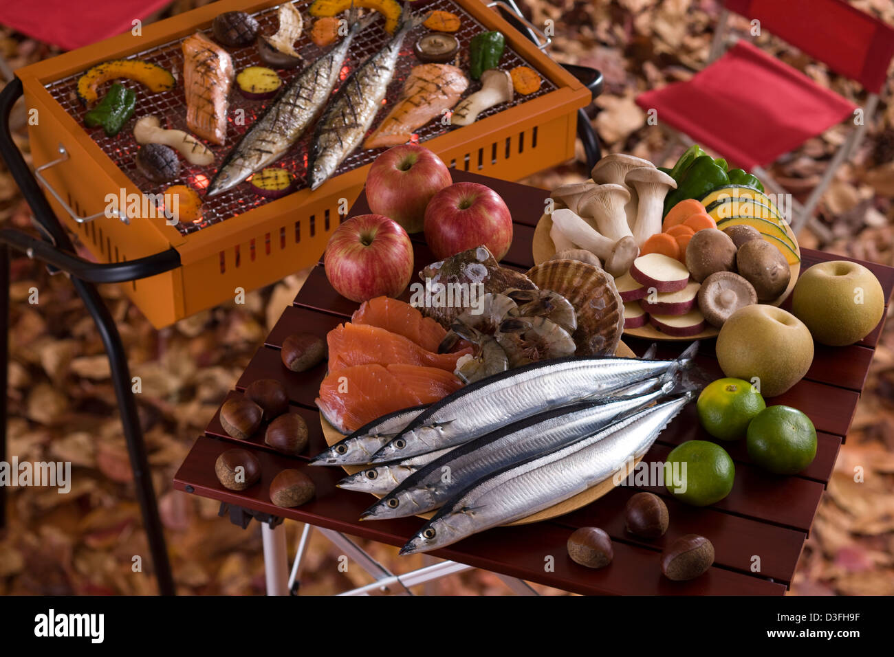 Frutti di mare, verdure e frutta sul tavolo per Barbecue in autunno Foto Stock