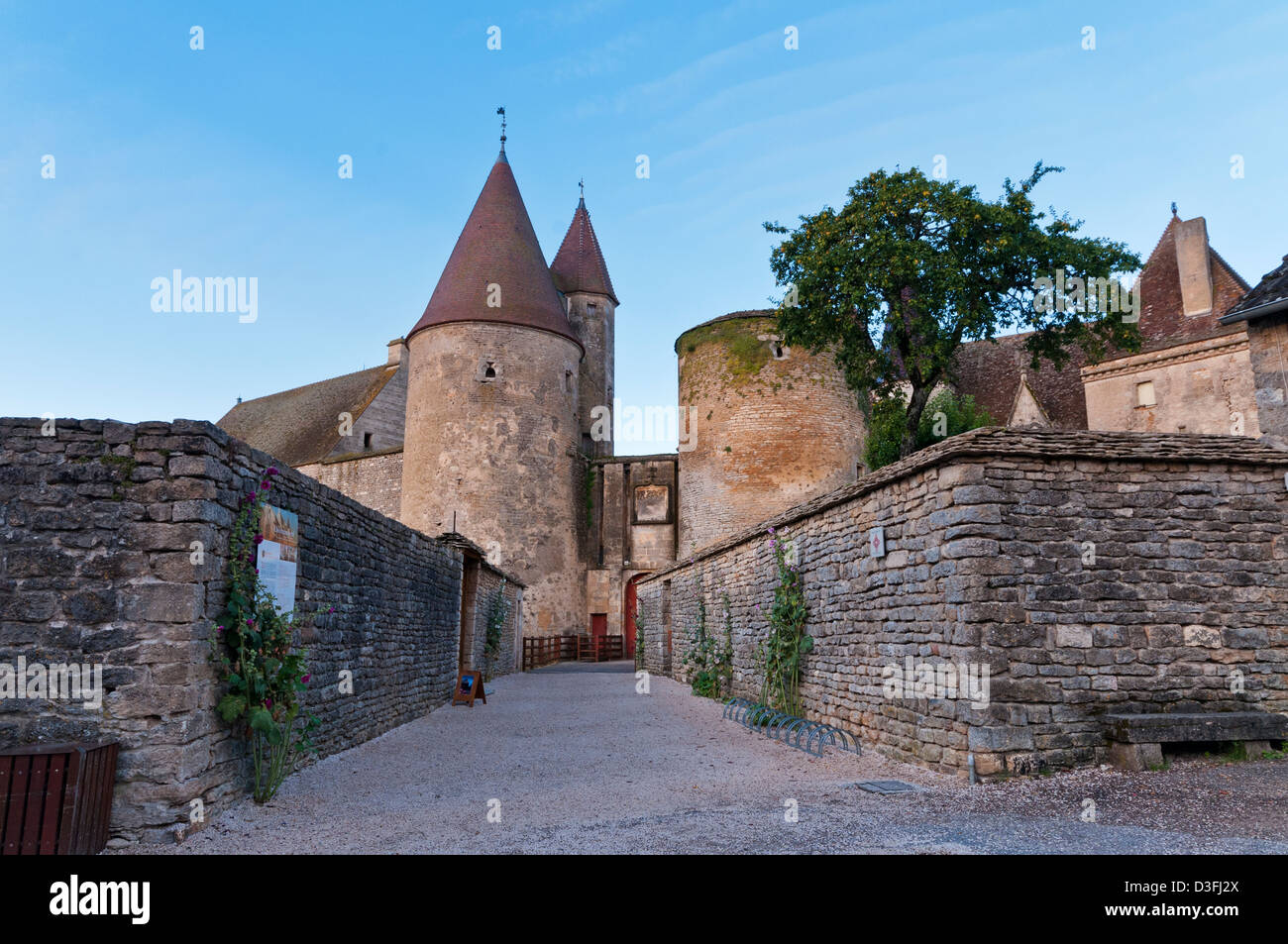 Il XIV secolo fortezza nel Châteauneuf en Auxois, Côte d'Or, Borgogna, Francia Foto Stock
