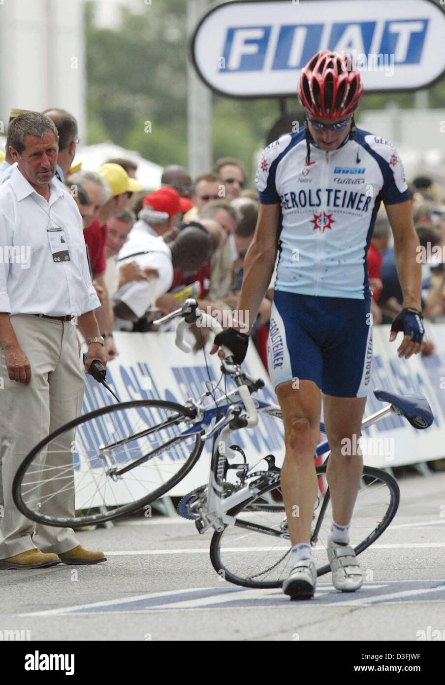 (Dpa) - Tedesco ciclista e del nuovo arrivato Olaf Pollack del team Gerolsteiner termina la prima tappa del Tour de France a piedi, dopo che egli è stato coinvolto in un incidente di massa dei principali pack a soli 400 m prima del traguardo, a Meaux, nei pressi di Parigi, 6 luglio 2003. La prima fase ha portato dal sobborgo di Parigi di Montgeron a Meaux su una distanza di 168 km. Foto Stock