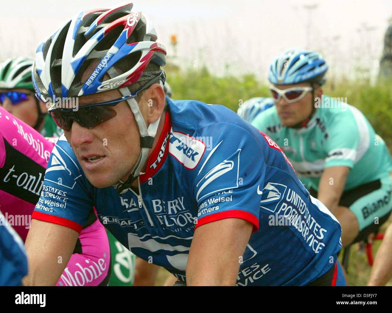 (Dpa) - quattro volte vincitore del Tour de France Lance Armstrong (C) del team US Postal-Berry piano scorre nel pack di fronte tedesco vincitore olimpico Jan Ullrich (R) del team Bianchi, durante la seconda tappa del Tour de France in La Ferte-sous-Jouarre, Francia, 7 luglio 2003. Il secondo stadio conduce da La Ferte-sous-Jouarre a Sedan oltre una distanza di 204,5 km. Foto Stock