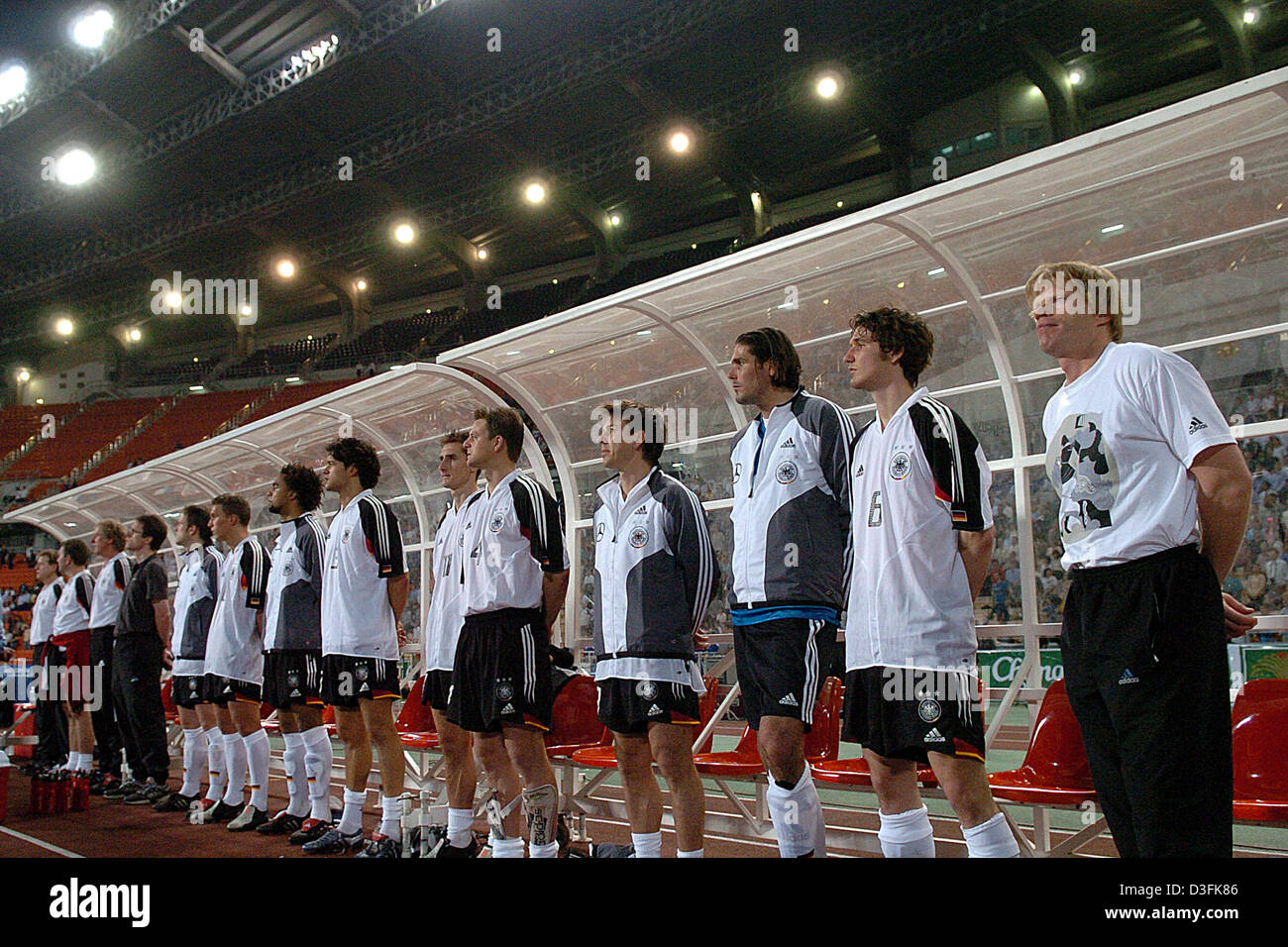 (Dpa) - Tedesco sostituto linea giocatori fino davanti al banco del team prima della amichevole internazionale tra la Tailandia e la Germania a Rajamangala National Stadium di Bangkok, Thailandia, martedì 21 dicembre 2004. Foto Stock