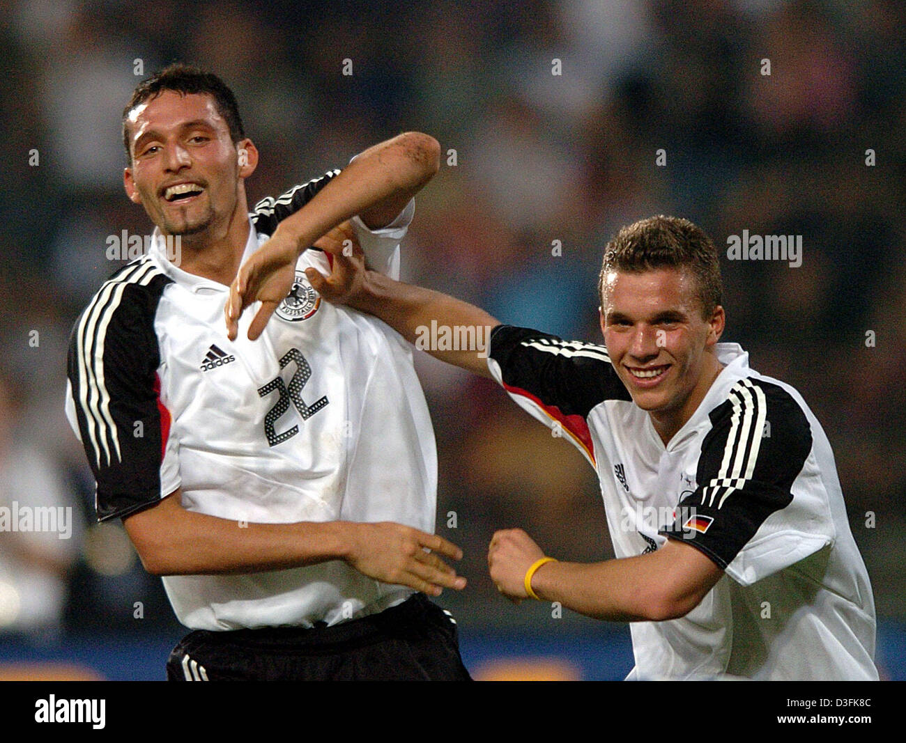 (Dpa) - riscontro tedesco Kevin Kuranyi (L) celebra con il suo compagno di squadra Lukas Podolski dopo Podolski ha segnato il 3-1 portano in amichevole internazionale tra la Tailandia e la Germania a Rajamangala National Stadium di Bangkok, Thailandia, martedì 21 dicembre 2004. Foto Stock