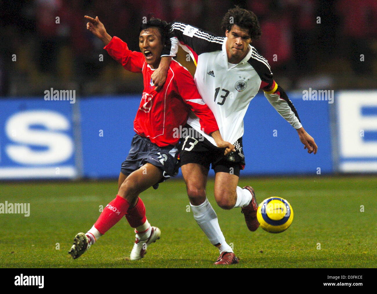 (Dpa) - German National Soccer team capitano Michael Ballack (R) le lotte per la palla con il sud coreano Kyu-Seon Park durante il cordiale partita di calcio tra la Germania e la Corea del Sud a Asiad Stadium di Busan, Corea del Sud, domenica 19 dicembre 2004. La Corea del Sud ha vinto 3-1. Foto Stock