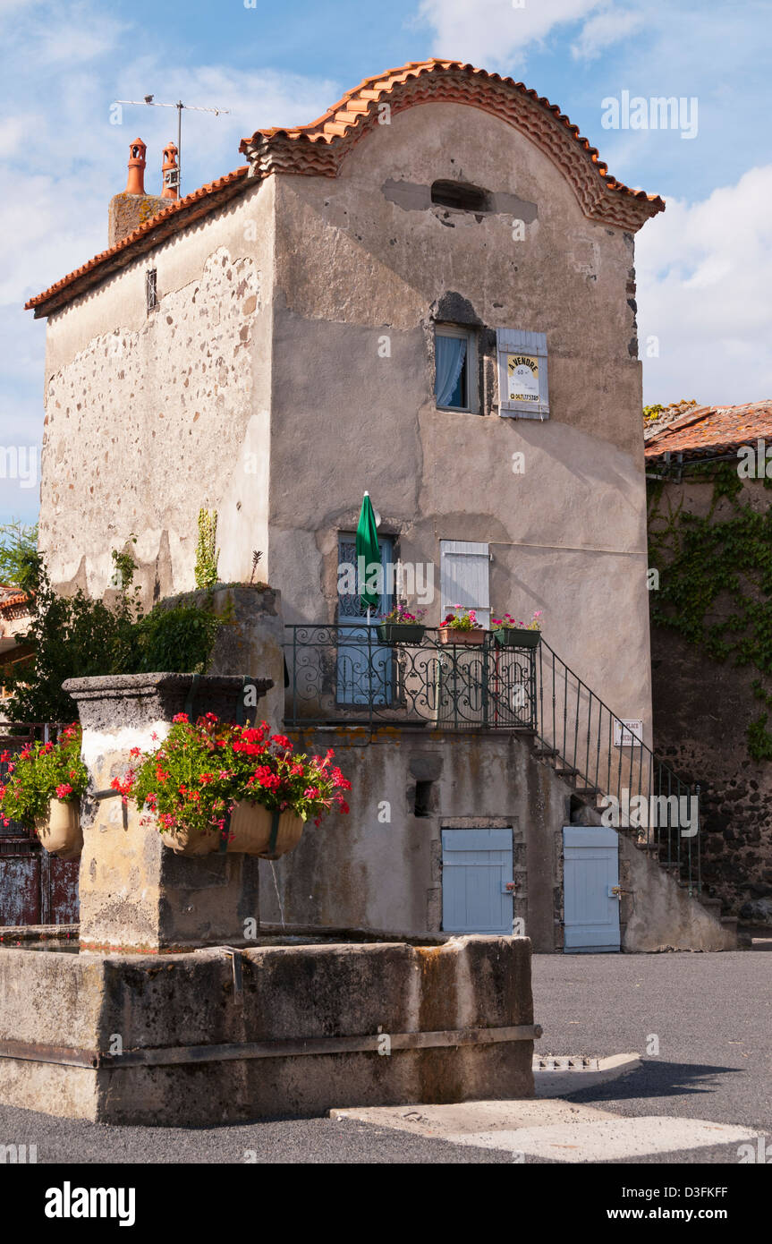 Vecchi edifici in pietra nel villaggio di Longchamp, Puy de Dôme, Auvergne, Foto Stock