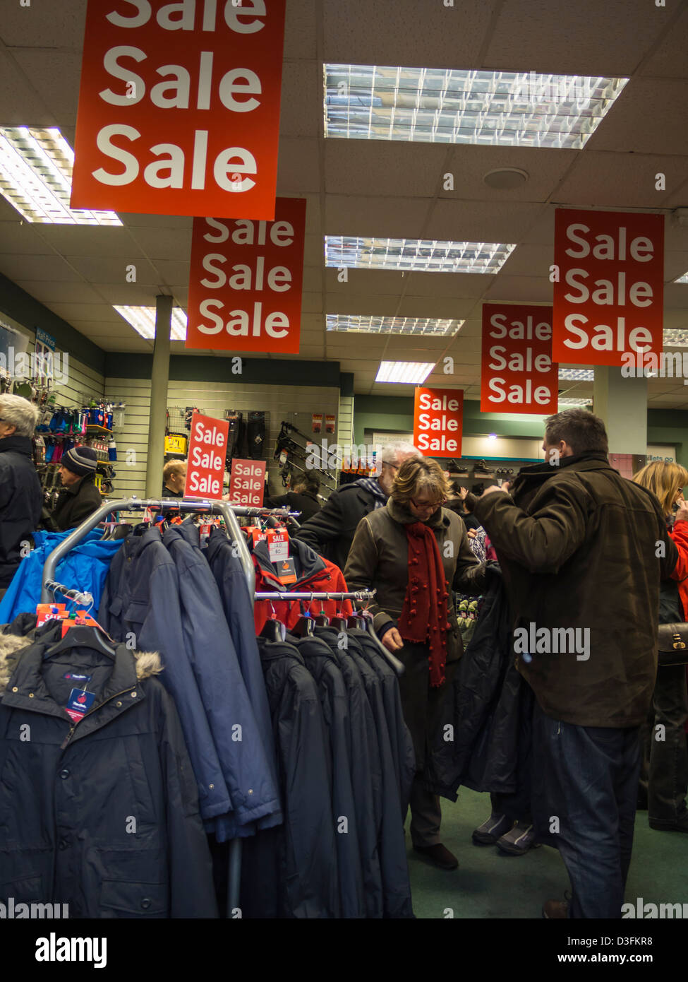 La folla di persone all'interno occupato negozio di abbigliamento in cerca di occasioni nel corso del mese di dicembre le vendite Derbyshire Inghilterra Foto Stock