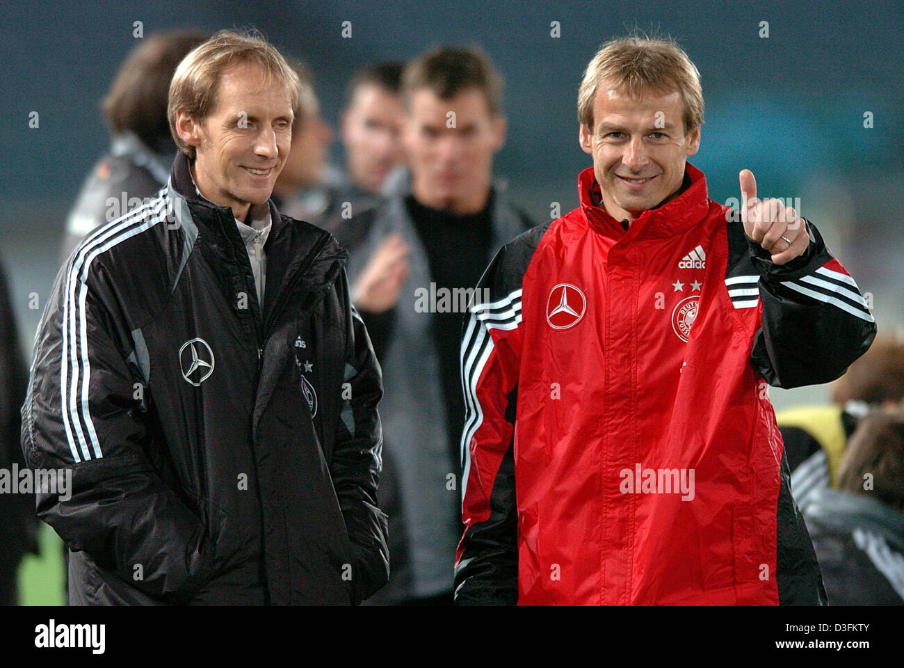 (Dpa) - German National Soccer team head coach Juergen Klinsmann (R) introduce il team della nuova sport psicologo Hans-Dieter Hermann durante una sessione di prove libere a International Stadium di Yokohama, Giappone, mercoledì 15 dicembre 2004. La squadra tedesca è su un nove tour di un giorno di Asia e incontreranno la squadra nazionale del Giappone in un amichevole a Yokohama giovedì 16 dicembre 2004. Afterwa Foto Stock