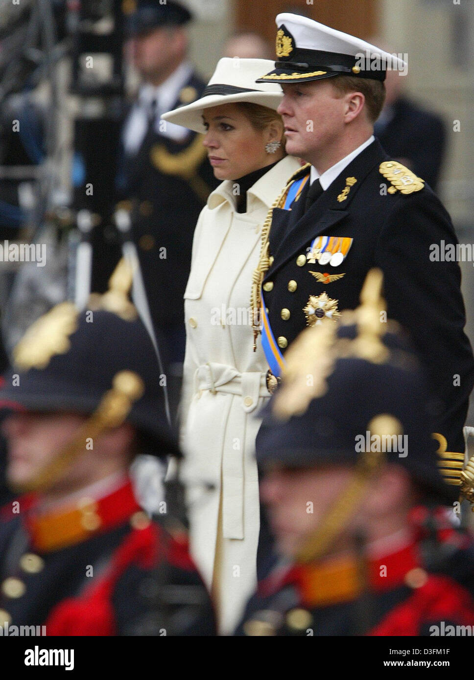 (Dpa) Crown Prince Willem Alexander e la Principessa Maxima pagare il loro tributo al Prince Bernhard in Delft, Paesi Bassi, 11 dicembre 2004. Un servizio funebre ha avuto luogo per Prince Bernhard a Nieuwe Kerk dove egli fu poi sepolto presso la tomba della famiglia reale olandese. Prince Bernhard morì il 1 dicembre 2004 all'età di 93 a seguito di una grave malattia respiratoria e pro Foto Stock