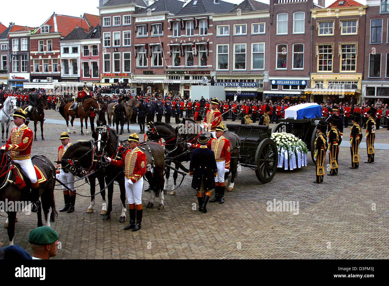 (Dpa) - Il carrello con il Principe Bernhard la bara arriva di fronte alla Nieuwe Kerk di Delft, Paesi Bassi, 11 dicembre 2004. Un servizio funebre ha avuto luogo per Prince Bernhard a Nieuwe Kerk dove egli fu poi sepolto presso la tomba della famiglia reale olandese. Prince Bernhard morì il 1 dicembre 2004 all'età di 93 a seguito di una grave malattia respiratoria e problemi con un Foto Stock