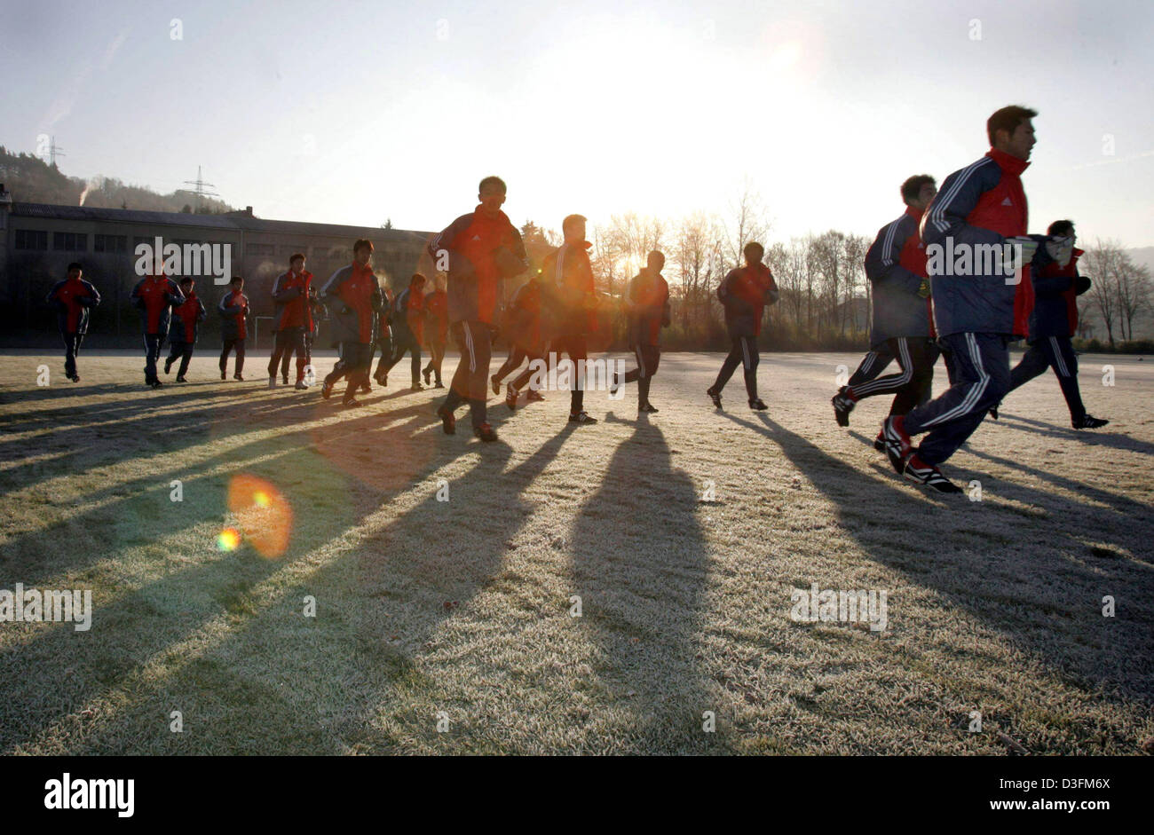 (Dpa) - I giocatori della squadra a stella Cina 08 durante il loro primo pratica presso i loro training camp in Bad Kissingen, Germania, venerdì 10 dicembre 2004. Il talento di giovani calciatori preparare in Germania per i Giochi olimpici del 2008 che si terrà a Pechino. Una cooperazione per la formazione di nuove reclute è stato concordato tra il soccer academy di Bad Kissingen e la Cina è così Foto Stock