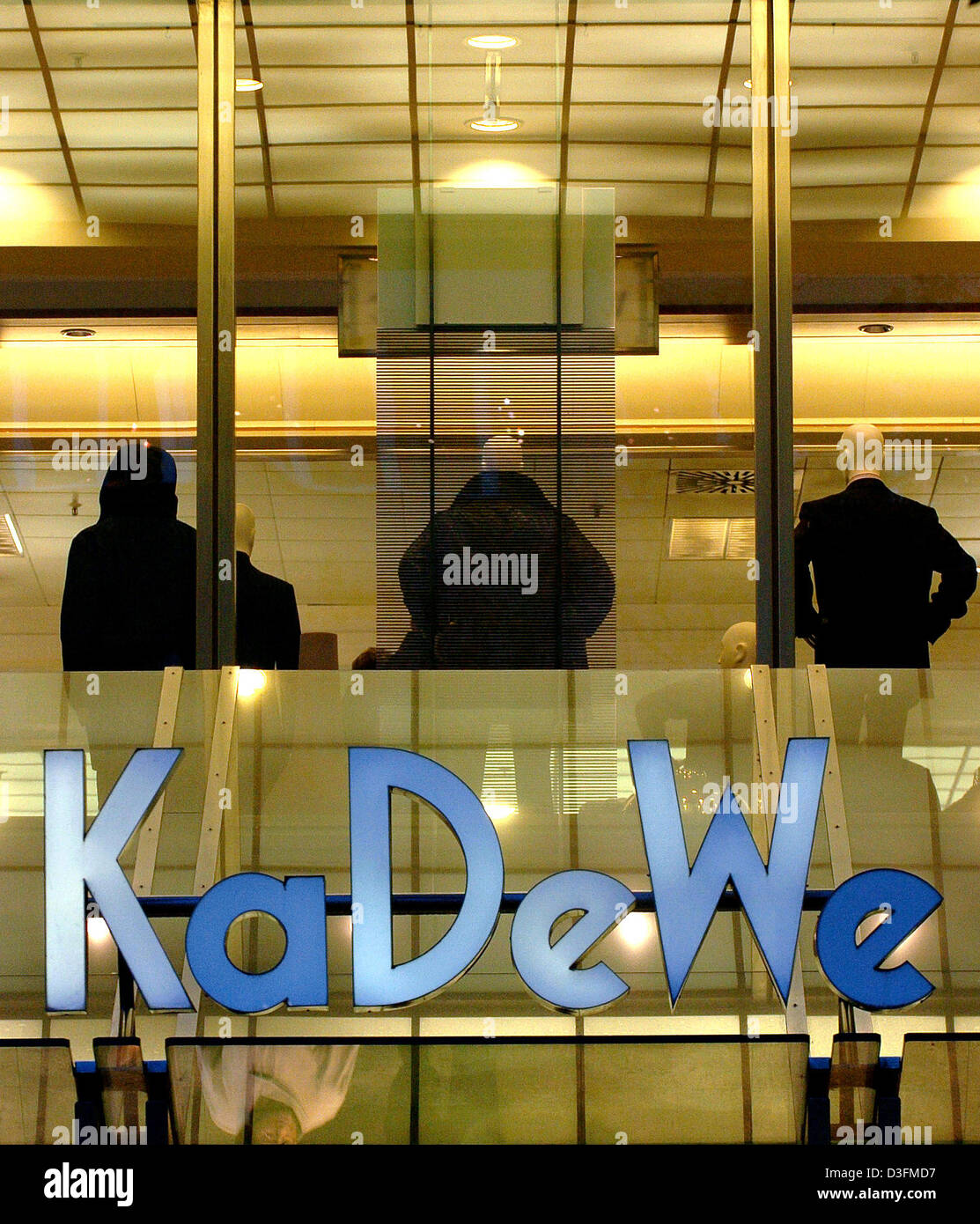 (Dpa) - Il logo del grande magazzino KaDeWe è illuminato in Berlino, 4 novembre 2004. KaDeWe sorge a breve per 'Kaufhaus des Westens" (department store dell'Ovest). Foto Stock
