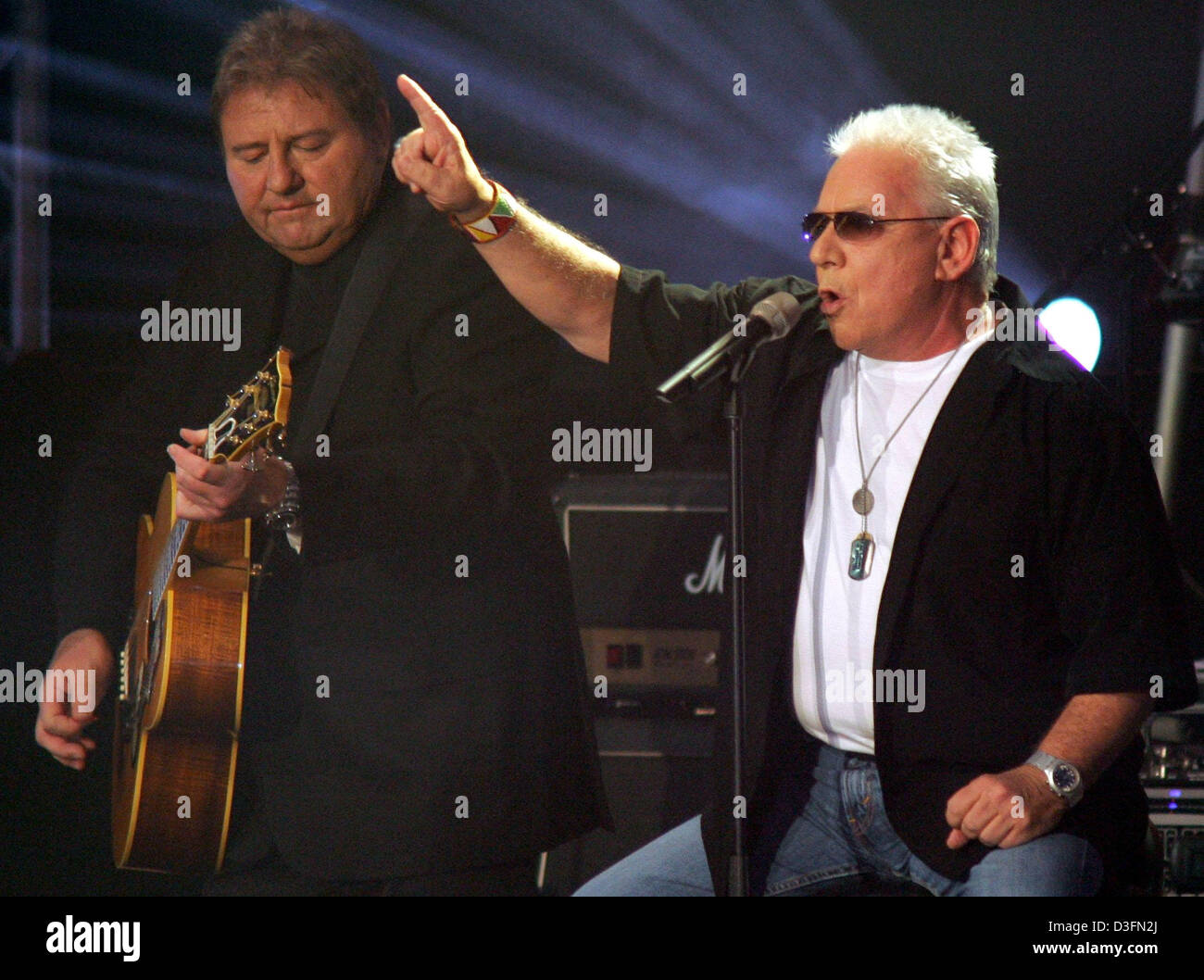 (Dpa) - Eric Burdon (R) è accompagnato da Greg Lake ("Emerson, Lake & Palmer') di anime compagne e tutte le Star Band durante la televisione tedesca mostra "50 Jahre Rock - Canzoni d'amore" (50 anni di musica rock - canzoni d'amore) di Brema, Germania, 27 novembre 2004. Foto Stock