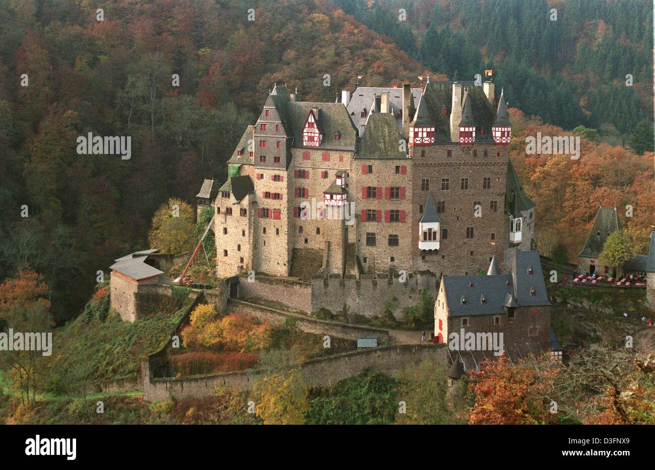 (Dpa file) - Castello Eltz di riflessi nella luce del sole al tramonto circondato da un colore di autunno foresta vicino Treis-Karden, Germania, 31 ottobre 1994. Castello Eltz non è stato originariamente concepito come una fortezza ma servito molto più come una residenza fortificata. Il castello fu costruito nel XII secolo come un castello residenziale locale per il locatore Rudolf zu Eltz. Alcuni tre generazioni più tardi il th Foto Stock