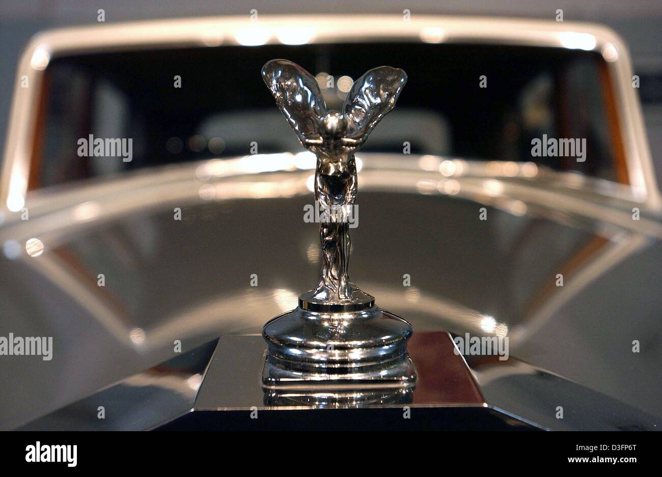 (Dpa) - La cappa ornamento figura "Emily' è visto sul cofano di una Rolls Royce Silver Wraith dell'anno 1955 all'Techno Classica show di Essen, Germania, 10 aprile 2003. Fino al 13 aprile circa 820 espositori provenienti da 15 paesi presenti nostalgiche di auto storiche e moto. Foto Stock