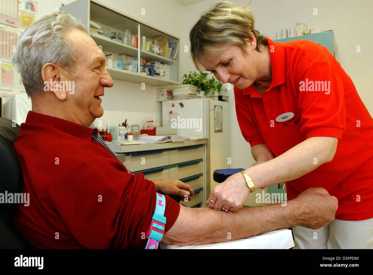 (Dpa) - un assistente medico Verena Jalowietzki prende il sangue di un paziente a una pratica di Francoforte sull'Oder, Germania orientale, 20 febbraio 2003. Foto Stock
