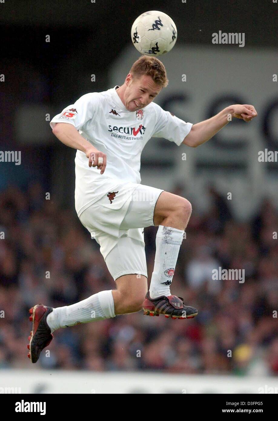 (Dpa) - Fabian Gerber, la marcia avanti del tedesco della Seconda Bundesliga soccer club St. Pauli, graziosamente riproduce una testata durante una partita di Amburgo, 2 maggio 2003. Foto Stock