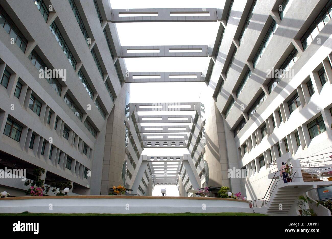 (Dpa) - Una vista del nuovo high tech edificio Cyber-Gateway in Hyerabad, India, il 5 marzo 2003. Hyderabad è un importante centro per la cultura islamica come pure la scienza e la ricerca. Foto Stock