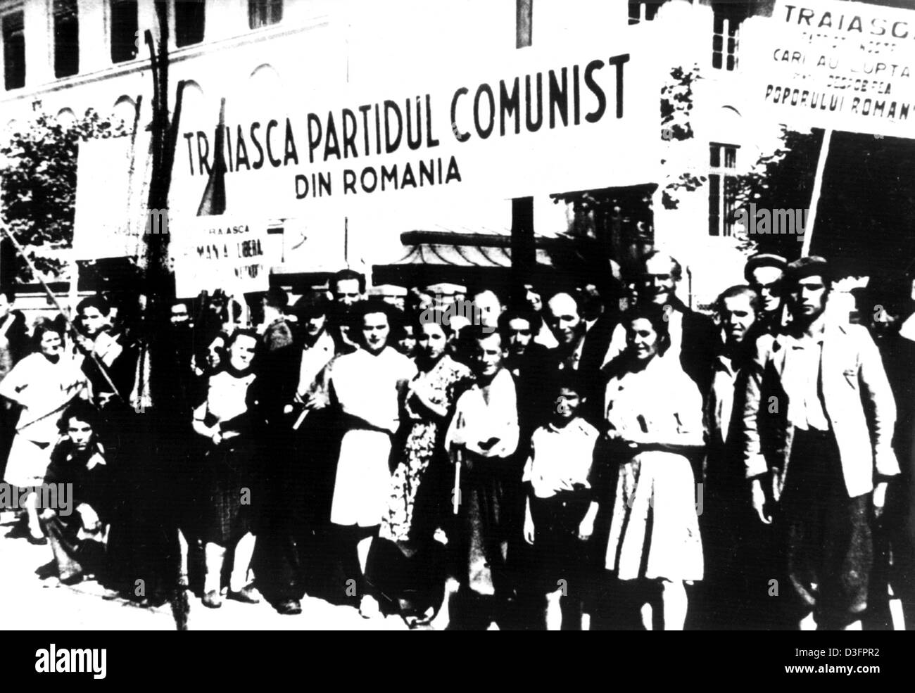 (Dpa file) - Il popolo rumeno è per le strade dopo le lotte di liberazione contro l'occupazione tedesca e il rovesciamento del governo rumeno di Ion Antonescu in Bucarest, Romania, 23 agosto 1944. Il banner di leggere "Viva il partito comunista rumeno' e 'Evviva la Romania Libera". Marshall Ion Antonescu aveva imposto una dittatura militare in Romania nel 1941 Foto Stock