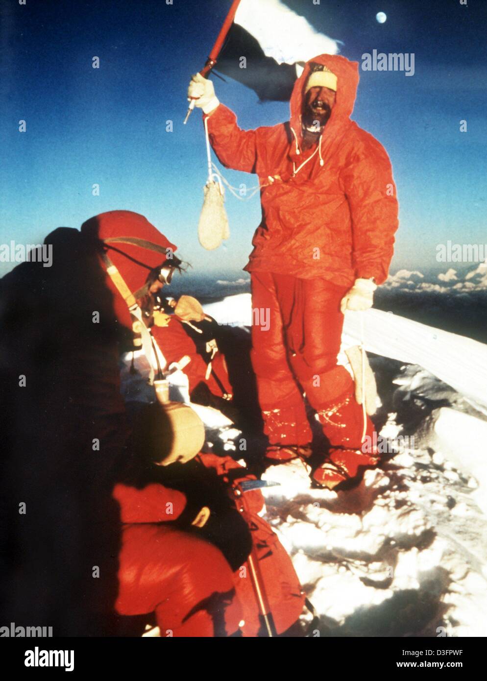 (Dpa file) - L'alpinista tedesco Hubert Hillmaier pone al picco del Monte Everest, Nepal, Asia, 14 ottobre 1987. Il monte Everest è situato in prossimità del confine fra Nepal e Tibet e mesures 8848 metri. Hillmaier era membro di unaTedesco-francese expedition e fu la seconda tedesca per raggiungere la cima della montagna più alta del mondo. Foto Stock