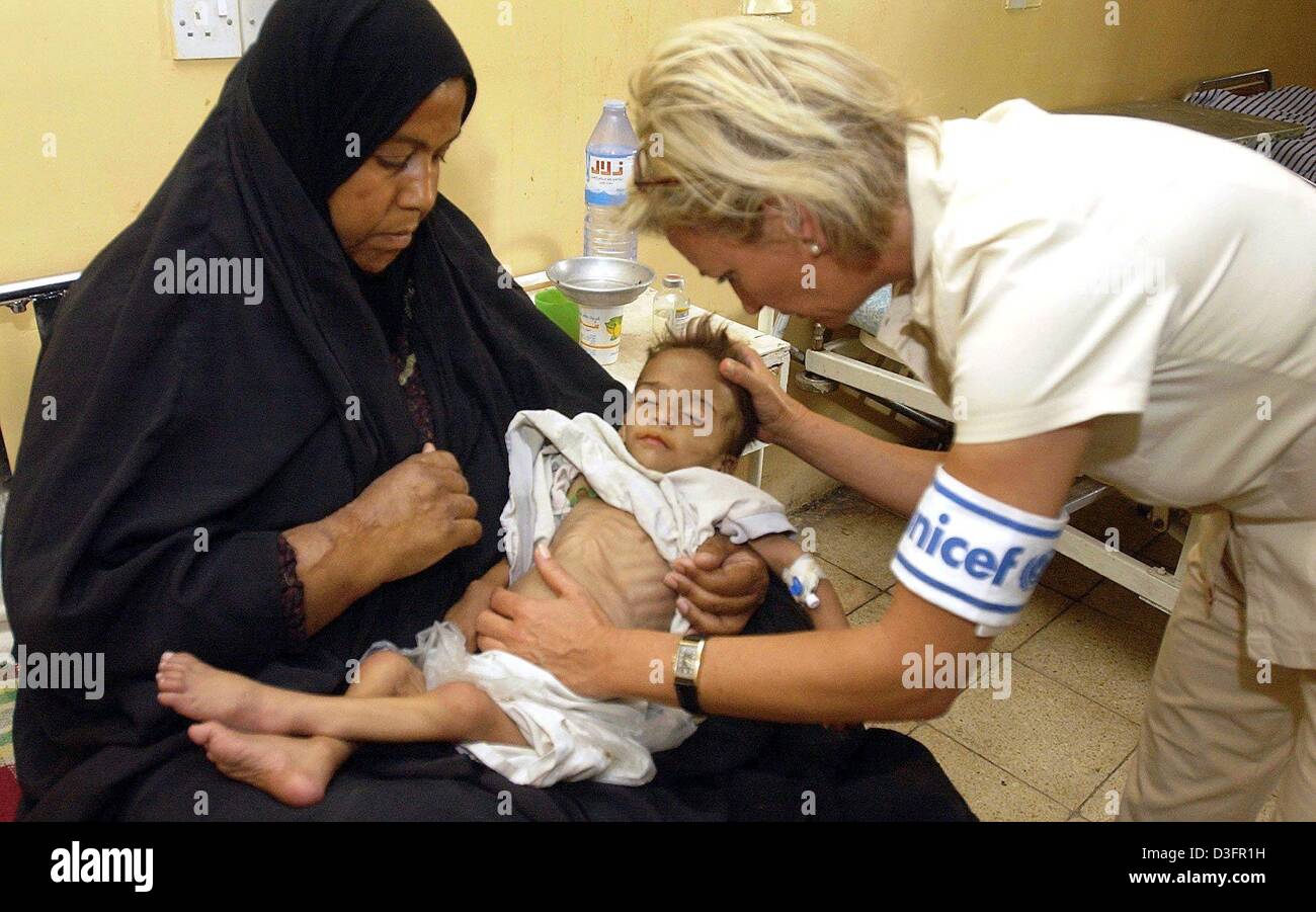 (Dpa) - Tedesco giornalista tv e ambasciatore dell'Unicef Sabine Christiansen (R) appare dopo il bambino di 2 anni che soffre di denutrizione in IBN Gazwan ospedale di Bassora, in Iraq, 8 maggio 2003. L Organizzazione Mondiale della Sanità (OMS) ha segnalato il 7 maggio 2003, 16 casi sospetti di colera in Iraq. Foto Stock