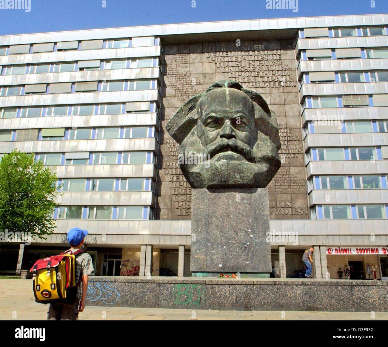 Dpa) - Una vista della enorme monumento a Karl Marx a Chemnitz (ex Karl-Marx -Stadt), Germania orientale, 5 maggio 2003. Il 40-ton testa in bronzo è  presumibilmente il più grande monumento a Karl