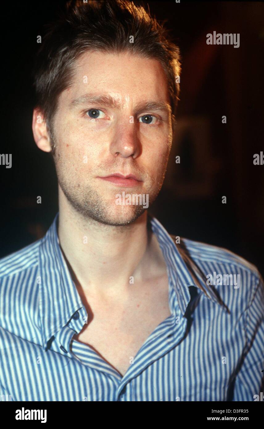(Dpa) - Christopher Bailey, il direttore creativo del marchio di moda Burberry, picured durante il pret-a-porter mostra a Parigi, 3 marzo 2003. Il 31-anno-vecchio designer britannico aveva studiato moda design al Royal College of Art ed è stato visto che il lavoro per la Donna Karan e Gucci, tra gli altri. Dal 2201 ha lavorato per Burberry. Foto Stock