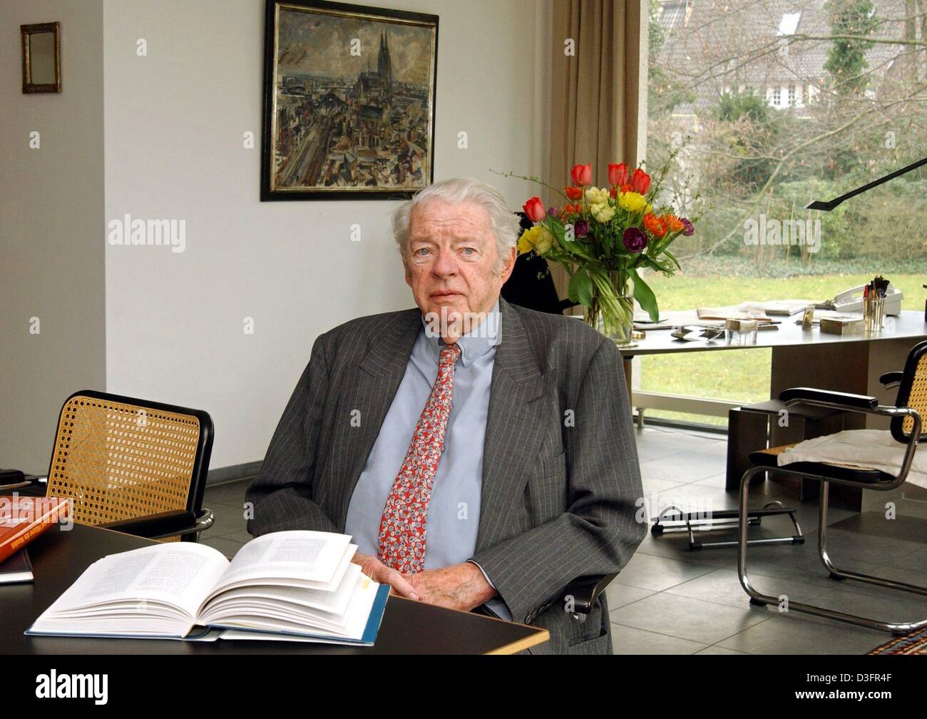 (Dpa) - Otto Wolff von Amerongen, imprenditore, ex Presidente tedesco del commercio e dell'industria convenzione, siede nel suo studio a un tavolo e ha un libro aperto davanti a lui a Colonia, Germania, 25 marzo 2003. Amerongen nacque a Colonia il 6 agosto 1918 come figlio di industriale, con lo stesso nome, Otto Wolff von Amerongen. Amerongen ha ripreso il suo padre è un'azienda nel 1940. Foto Stock