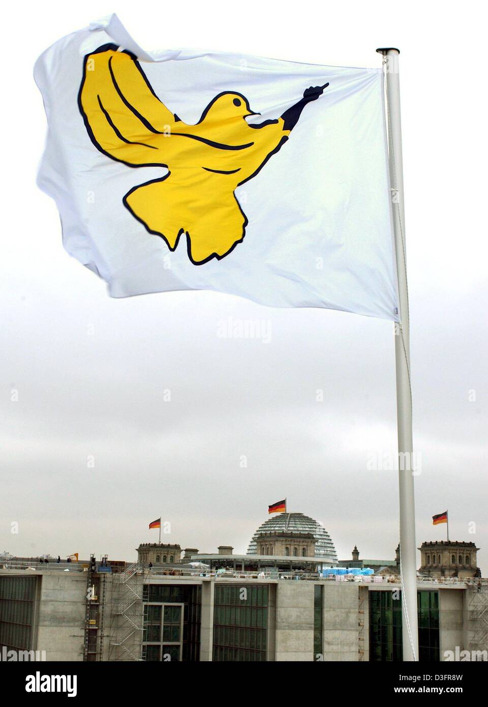 (Dpa) - Un indicatore che mostra un colore giallo "pace banana' è messo in su non lontano dal Reichstag, di cui solo la cupola è visto in background, a Berlino, 19 marzo 2003. La banana è un'invenzione dell'artista Thomas Baumgaertel, noto come "l'irroratrice banana', che con questa campagna vuole protestare contro la guerra in Iraq. Foto Stock