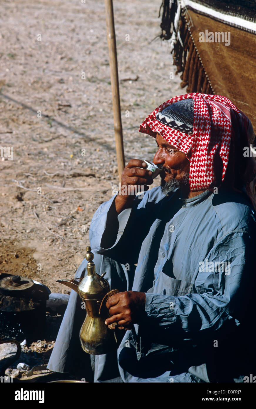 Kuwaitiana beduino gustando una tazza di vero caffè arabo. Foto Stock