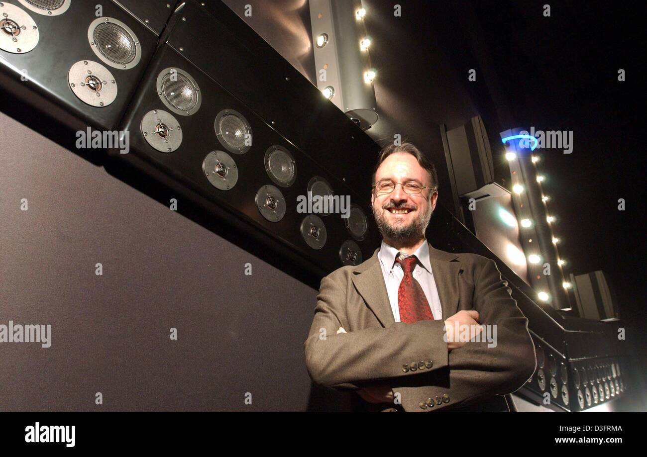 (Dpa) - Karlheinz Brandenburg, capo del gruppo di lavoro per i media elettronici tecnologia del Fraunhofer Institute, pone di fronte a un muro di altoparlanti in un cinema a Ilmenau, Germania orientale, 19 febbraio 2003. Il soundsystem funziona con altoparlanti 192 e supera di gran lunga tutti 3D esistenti sistemi audio ed effetti sonori. Foto Stock