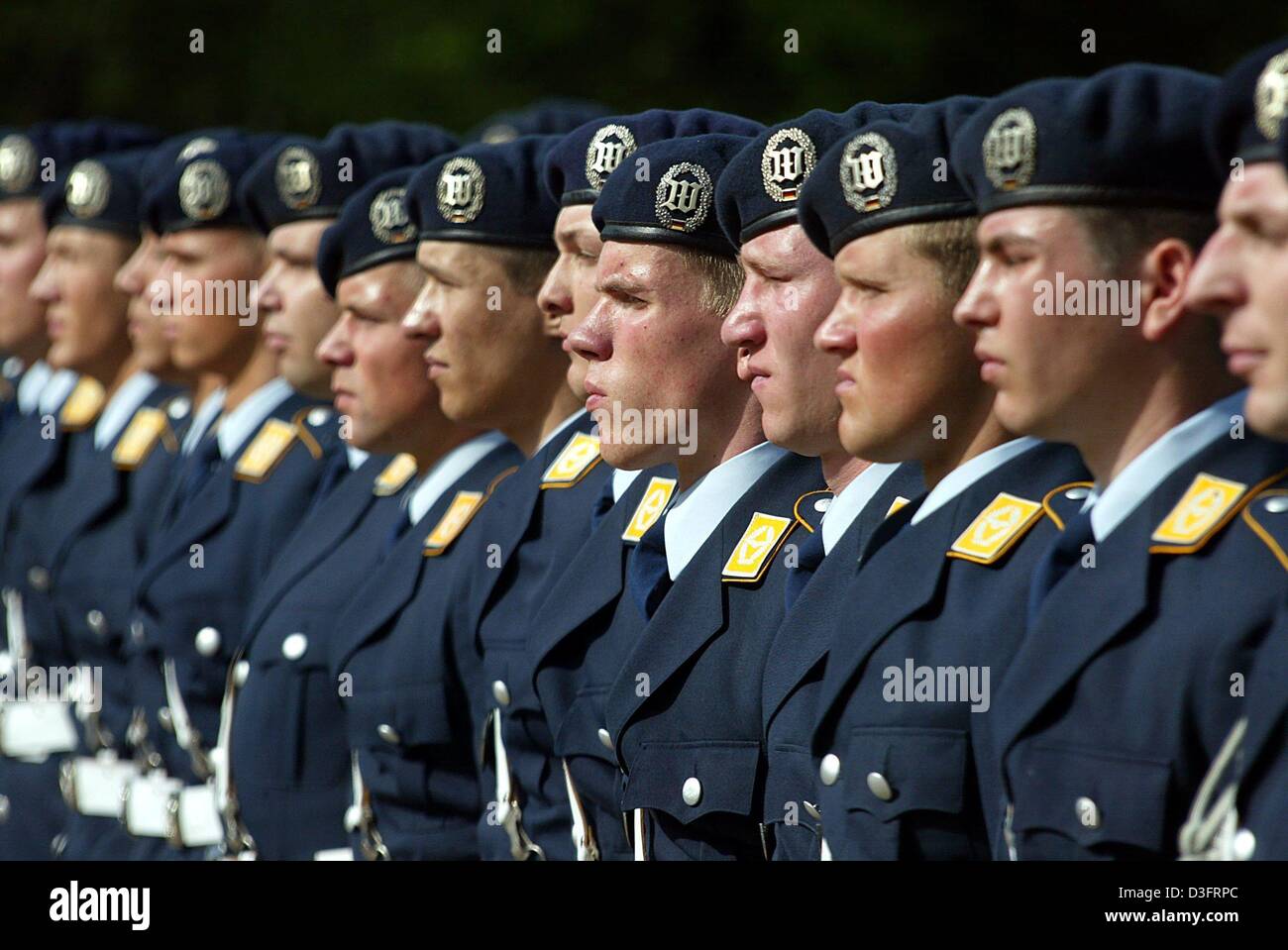 (Dpa) - i soldati di guardia Battaglione delle forze armate tedesche guardia di dare il benvenuto a un presidente straniero con gli onori militari a Berlino, il 2 maggio 2003. Foto Stock