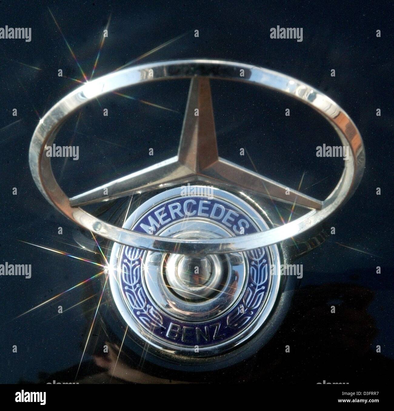 (Dpa) - Una stella Mercedes ornamenti per il cofano di un'auto, raffigurato all'Mercedes-Benz affiliata a Magdeburgo, nella Germania orientale, 4 febbraio 2003. DaimlerChrysler, il mondo il quinto più grande costruttore, aumento del profitto operativo da più di quattro volte nel 2002, la società ha detto il 4 febbraio 2003. Risultato Operativo di Gruppo regolata per un tempo di effetti sono stati messi a 5,8 miliardi di Euro rispetto a 1. Foto Stock