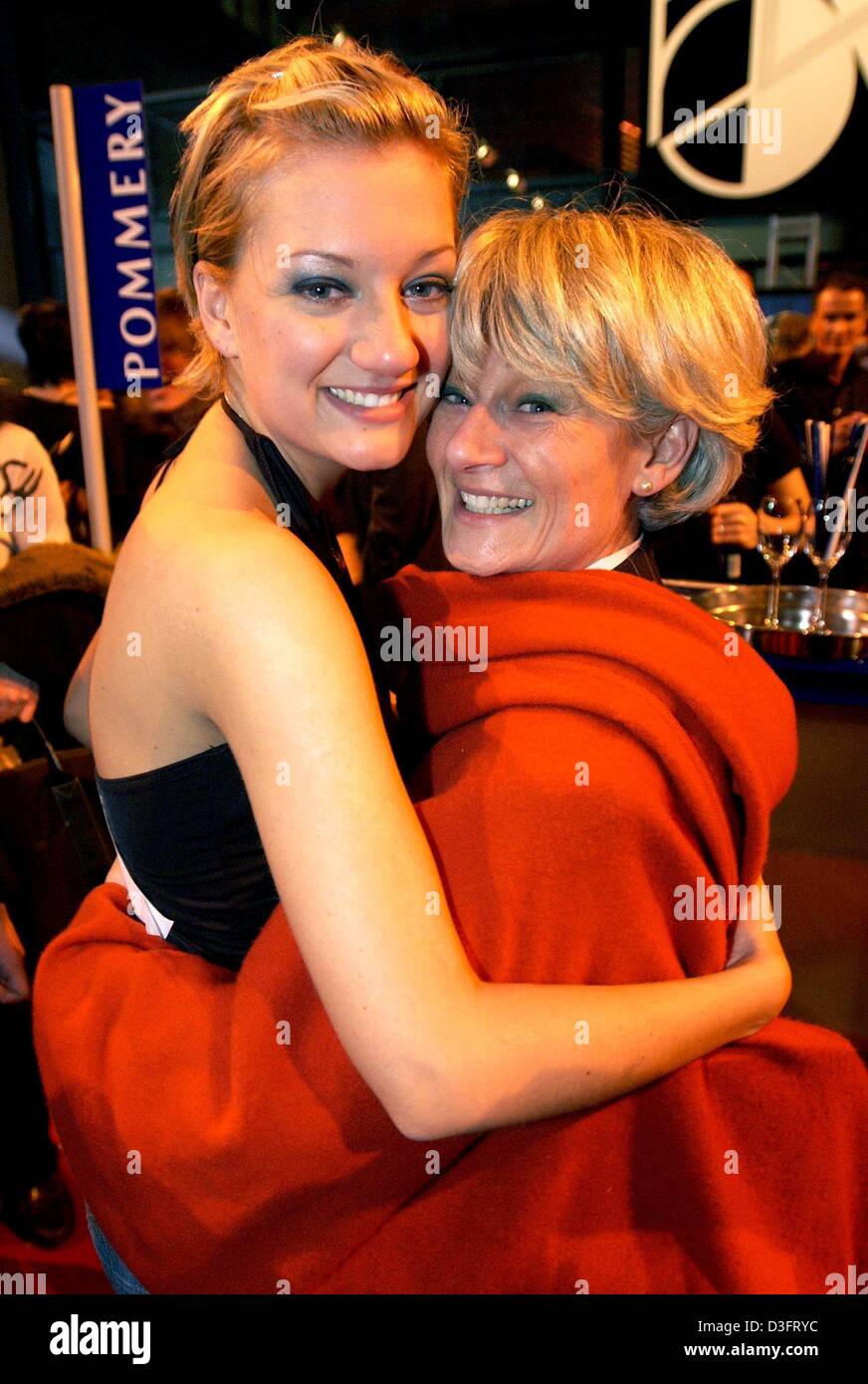 (Dpa) - Juliette Schoppmann (L), il finalista della TV la concorrenza di colata 'Deutschland sucht den Superstar" (Germania sembra per il superstar), la versione tedesca del film britannico 'Pop Idol', è abbracciato da sua madre Brigitte a Colonia, Germania, 8 marzo 2003. Juliette ha preso il secondo posto nel concorso. Foto Stock