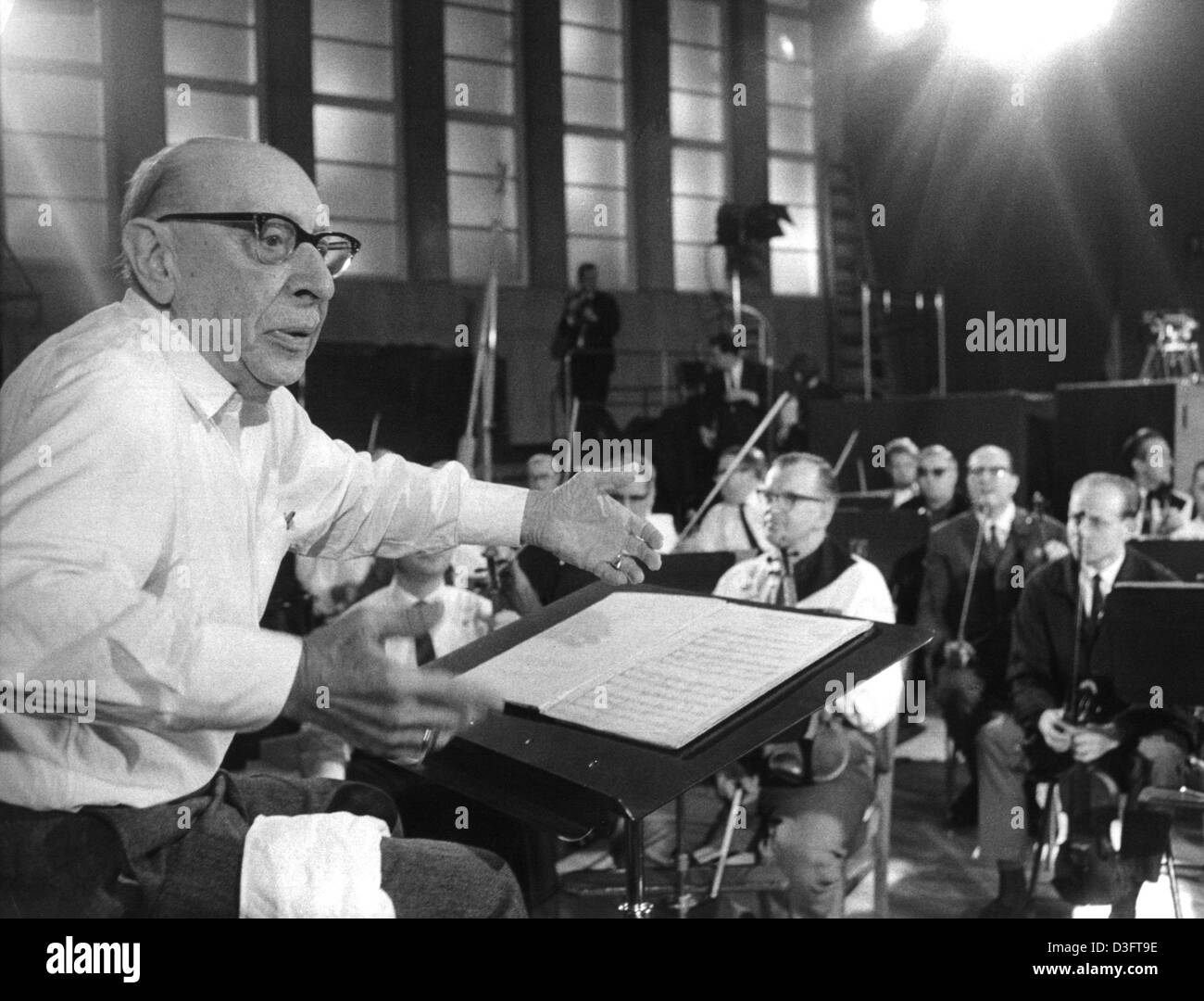 (Dpa) file -Fyodorovich Igor Stravinsky, noi compositore russo di discesa, conduce il NDR Symphony orchestra per una registrazione presso il NDR stazione radio in Amburgo, 10 settembre 1965. Stravinsky è nato il 17 giugno 1882 in Oranienbaum (Lomonosov), nei pressi di San Pietroburgo, Russia e morì il 6 aprile 1971 a New York City. Il figlio di un bass operistico, ha deciso di essere un compositore a 20 e studi Foto Stock