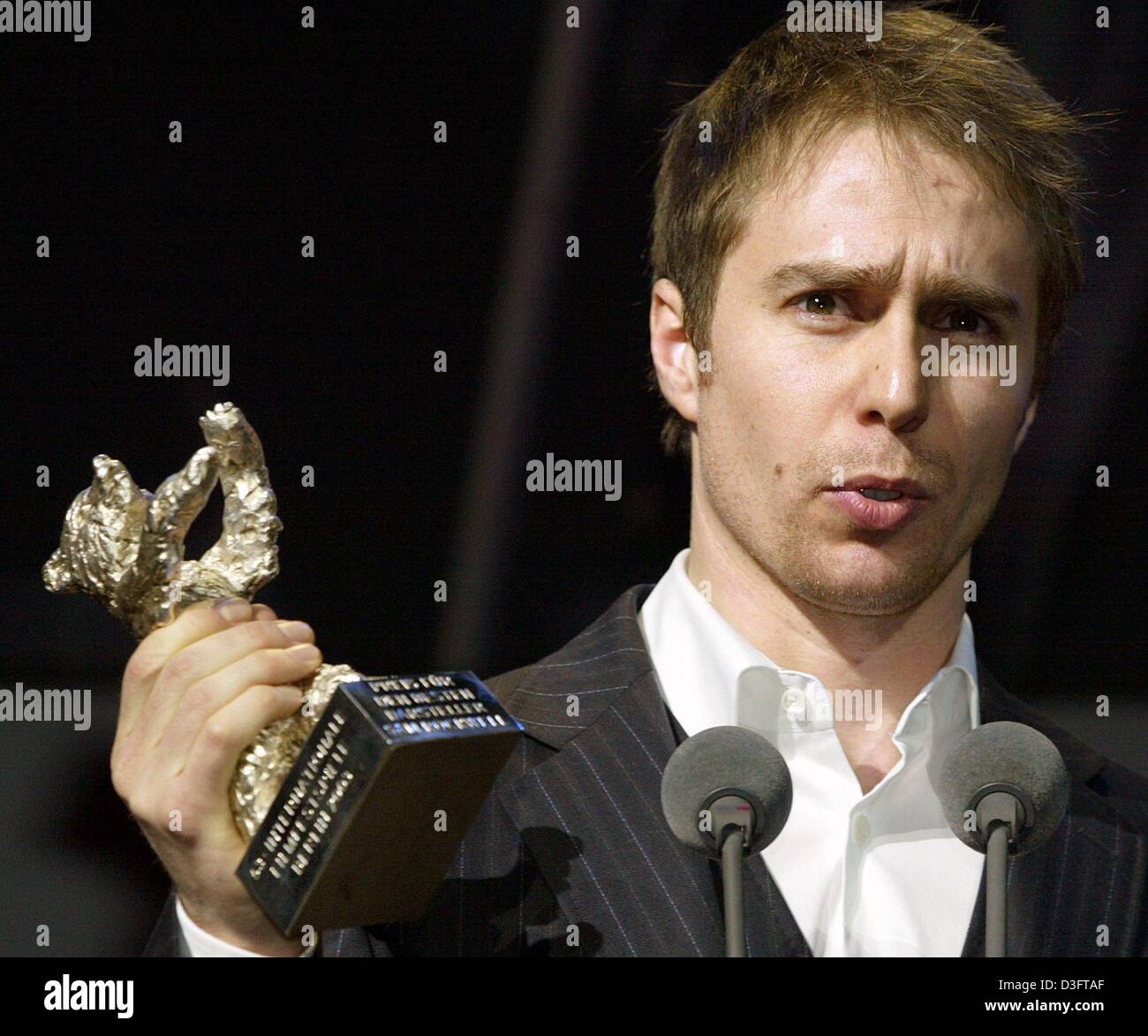 (Dpa) - attore statunitense Sam Rockwell pone con l'Orso d'argento egli riceve nella categoria migliore attore per il suo ruolo nel film "Le confessioni di una mente pericolosa" al 53° Festival Internazionale del Film Berlinale Berlino, 15 febbraio 2003. Il film è un adattamento del culto memoir di game show impressario Chuck Barris, in cui egli sostiene di essere stato un sicario della CIA. Foto Stock