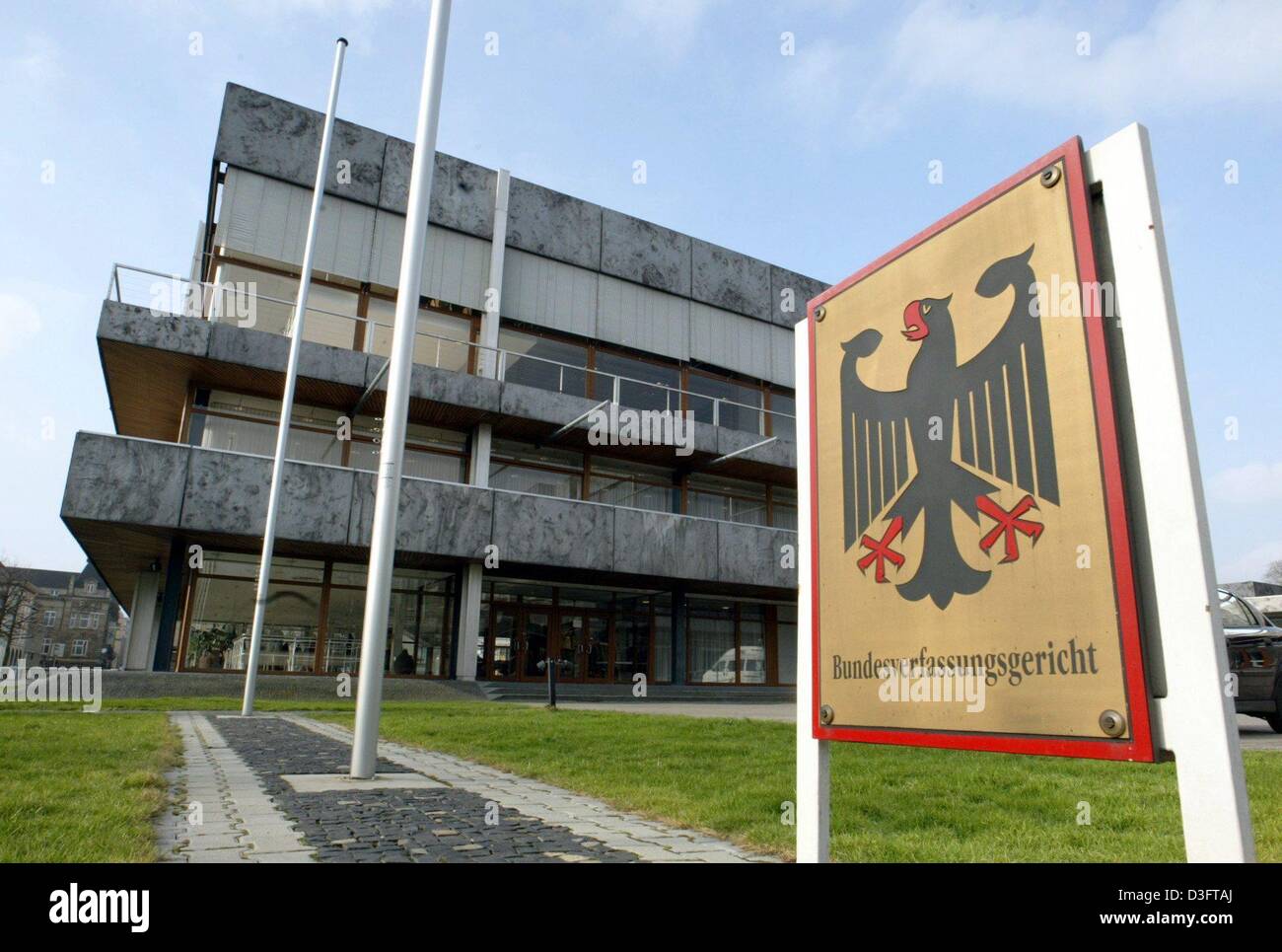 (Dpa) - Una vista dell'edificio della Corte costituzionale federale tedesca (Bundesverfassungsgericht, LPP) di Karlsruhe in Germania, 12 febbraio 2003. Fondata nel 1951, è la più alta corte in Germania, che assicura che leggi costituzionali in Germania sono osservate. Le sue decisioni sono definitive e non possono essere oggetto di ricorso. Come indipendente e unpolitical corpo, la decisione della corte sono anche ma Foto Stock