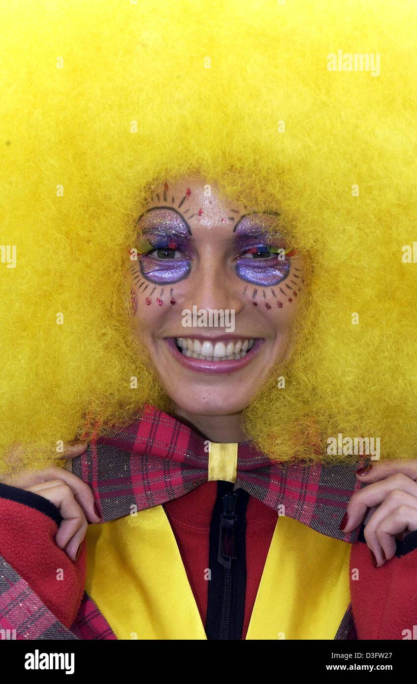 Dpa) - Tedesco top model Heidi Klum indossa un costume di carnevale con una  parrucca gialla sorride alla telecamera e raddrizza il suo bow tie durante  una sfilata di carnevale a Bergisch