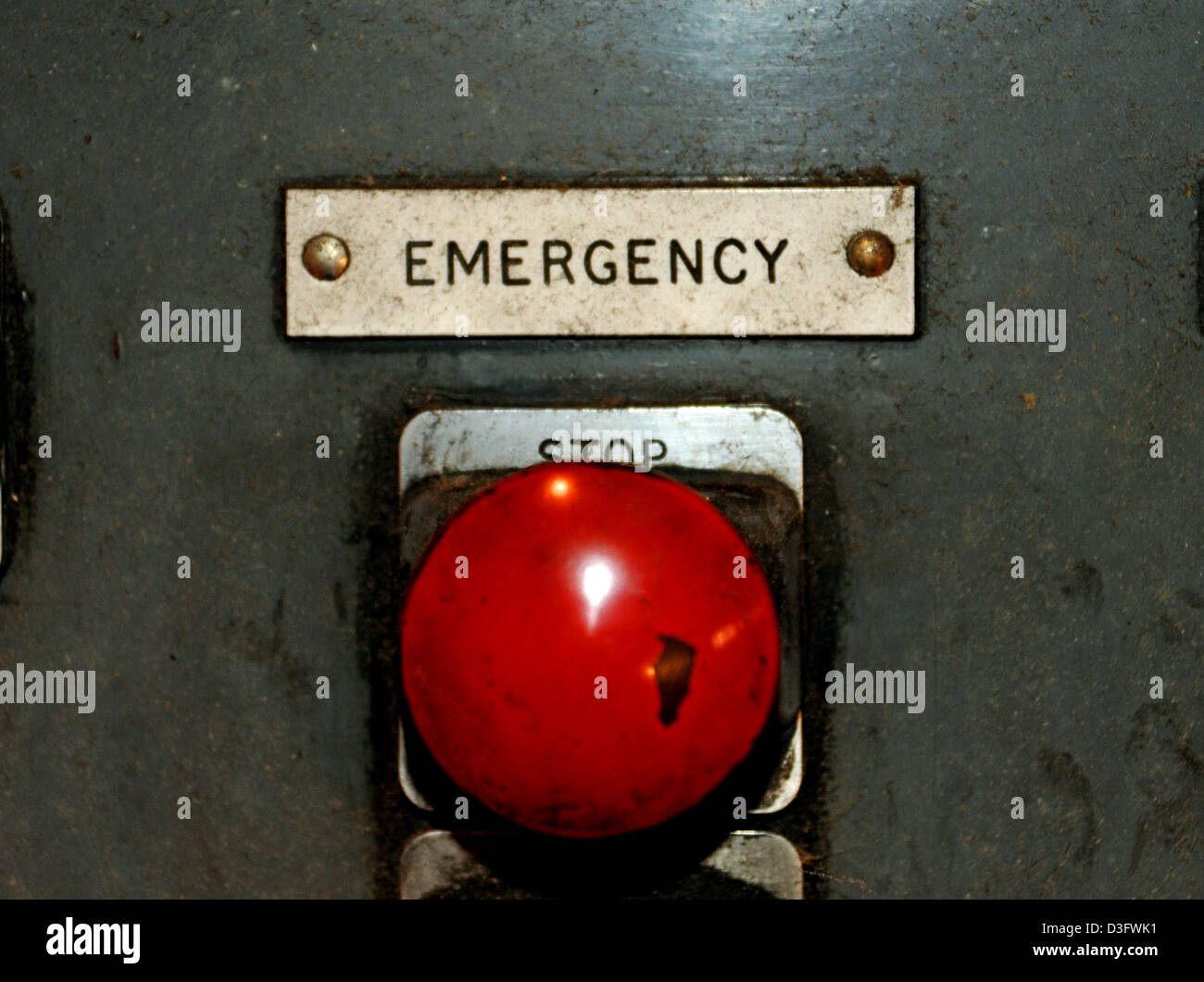 Pulsante di arresto di emergenza rosso Foto Stock
