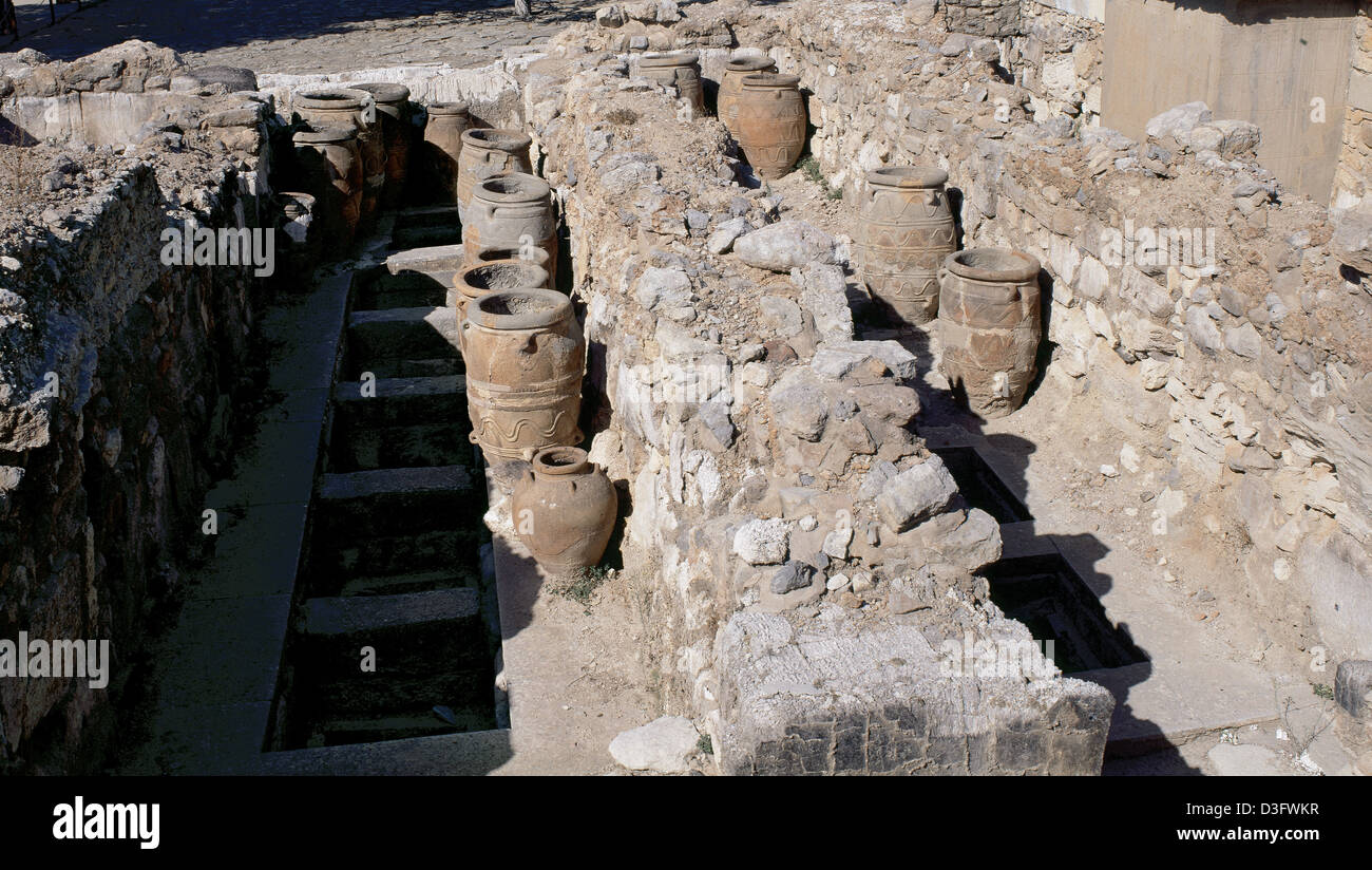Arte minoica Complesso del Palazzo di Cnosso. (1700 BC-1450 BC). Panoramica dei negozi occidentali. Pithoi o vasetti di storage. Creta. Foto Stock