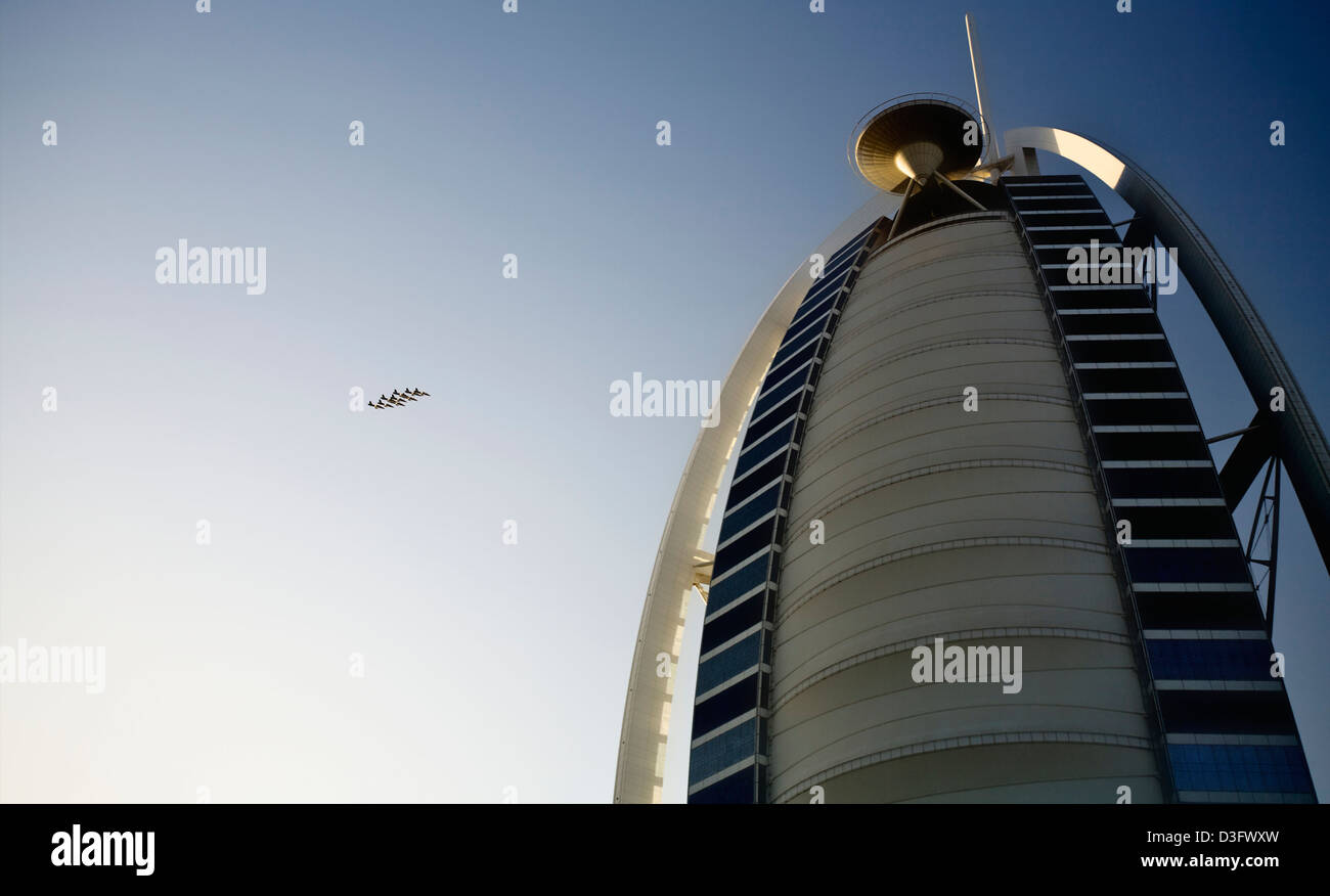 Burj Al Arab sette stelle hotel in Dubai, UAE. Chiamata anche "mira nel deserto", dotato di un 'volare dall' da un aereo militare. Foto Stock