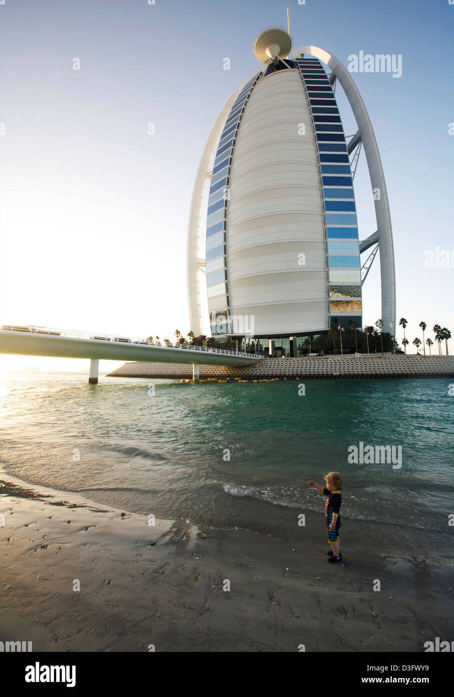 Area di spiaggia intorno al Burj Al Arab di Dubai. L'hotel è classificato come un hotel a 7 stelle, unico con la classificazione nel mondo. Foto Stock