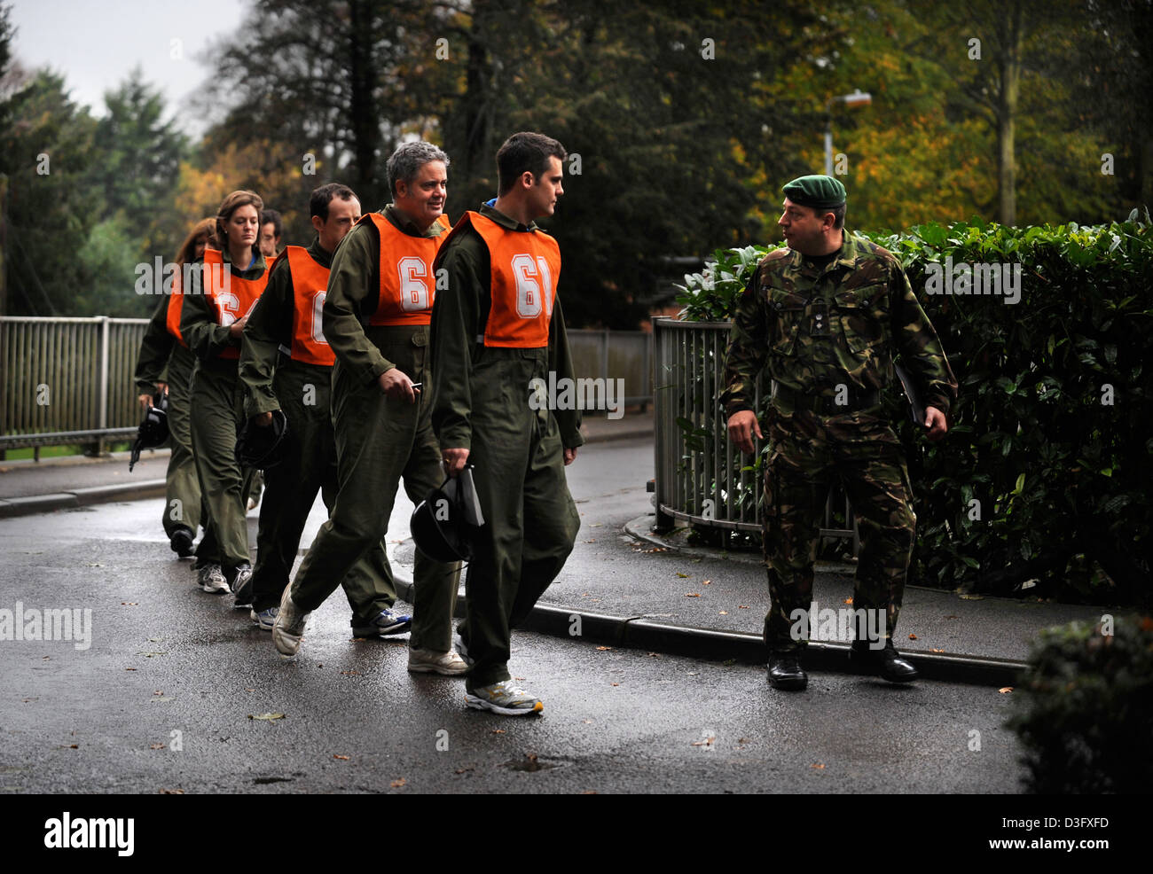I candidati più anziani sperimentando le attività richieste di potenziali reclute presso l'esercito ufficiale Scheda di selezione al Westbury, Wiltshir Foto Stock