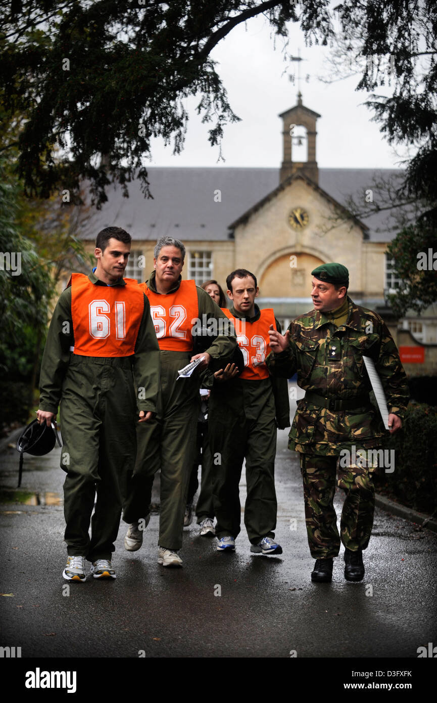 I candidati più anziani sperimentando le attività richieste di potenziali reclute presso l'esercito ufficiale Scheda di selezione al Westbury, Wiltshir Foto Stock