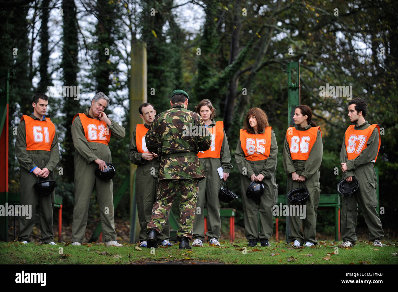 I candidati più anziani sperimentando le attività richieste di potenziali reclute presso l'esercito ufficiale Scheda di selezione al Westbury, Wiltshir Foto Stock
