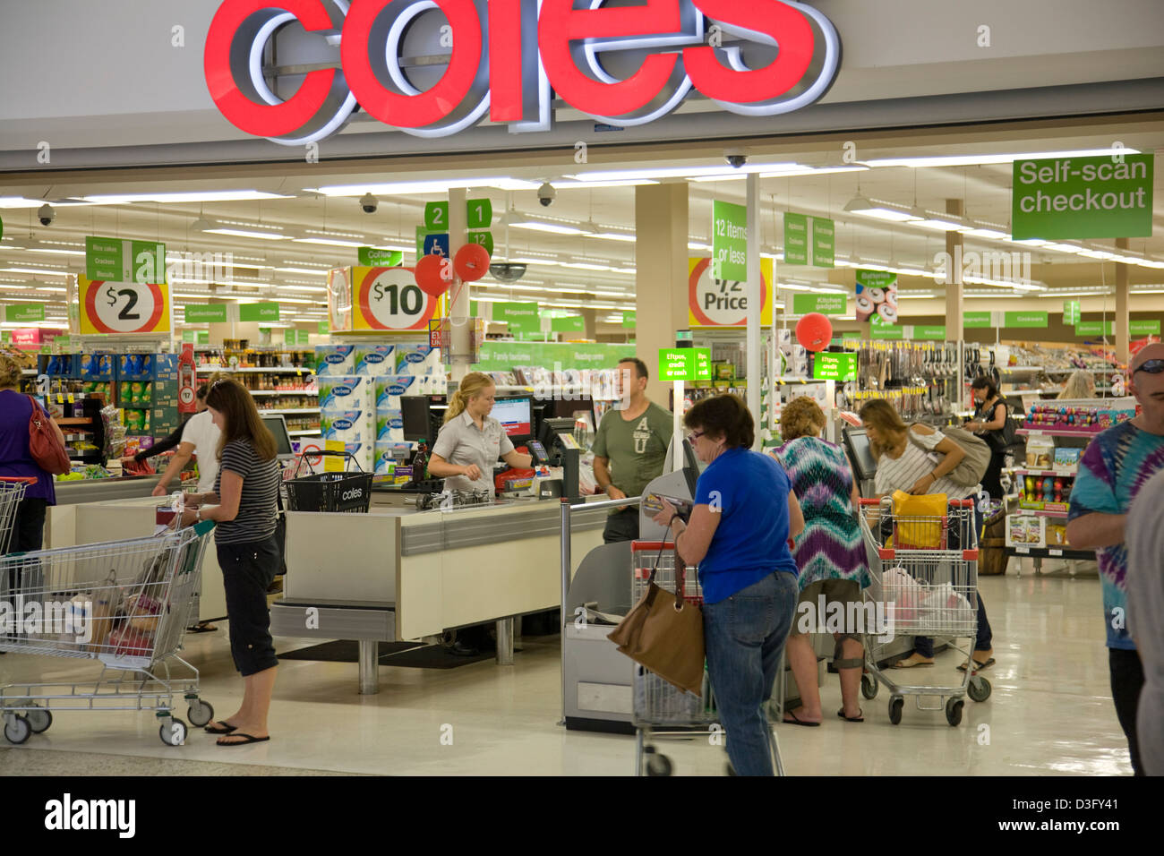 Gli acquirenti di un supermercato Australian Coles a Sydney al momento del check-out e del check-out self-scan a Sydney Foto Stock