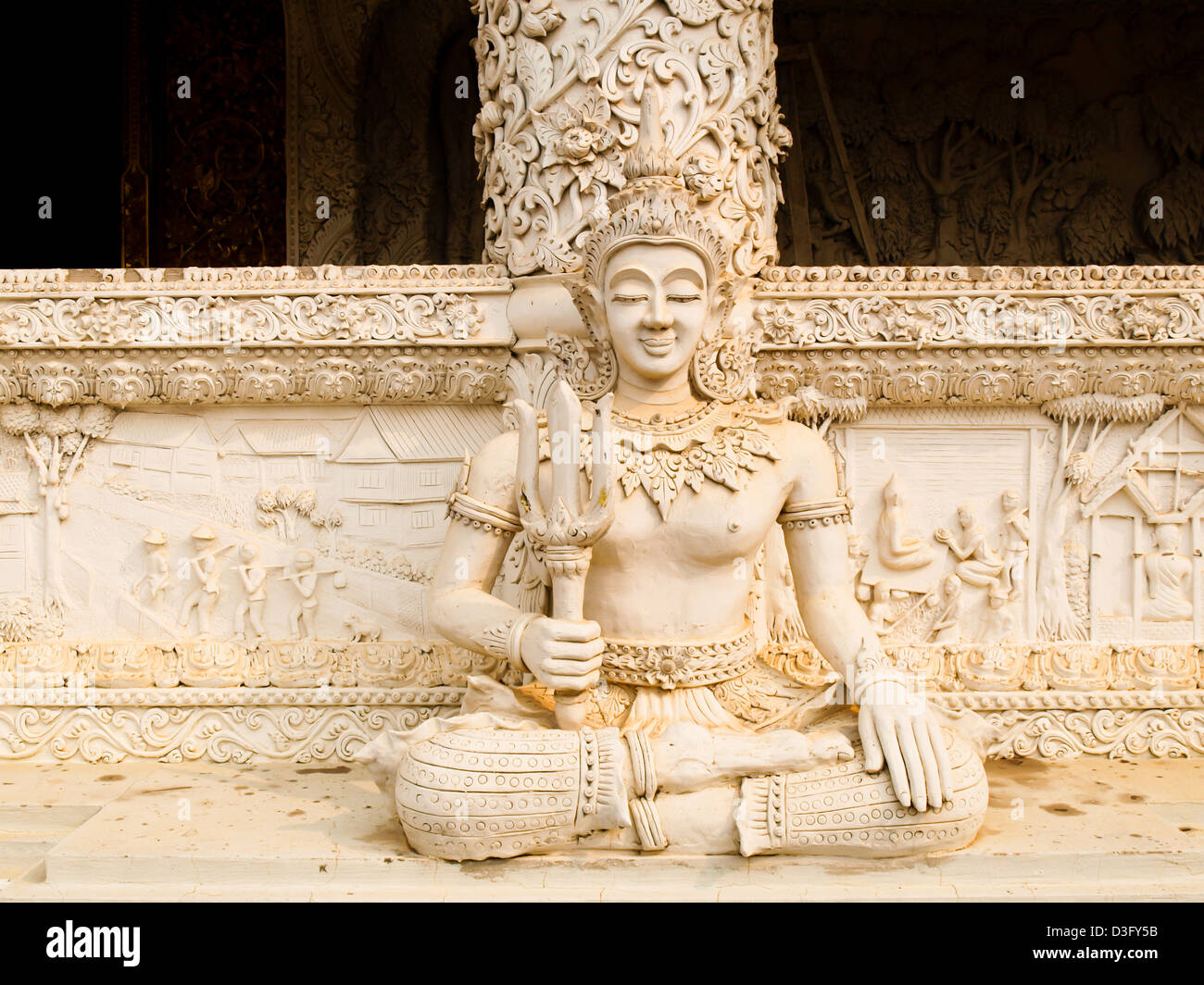 Angelo in stucco bianco in città santuario del montante, wat Mingmuaeng Nan della Thailandia Foto Stock